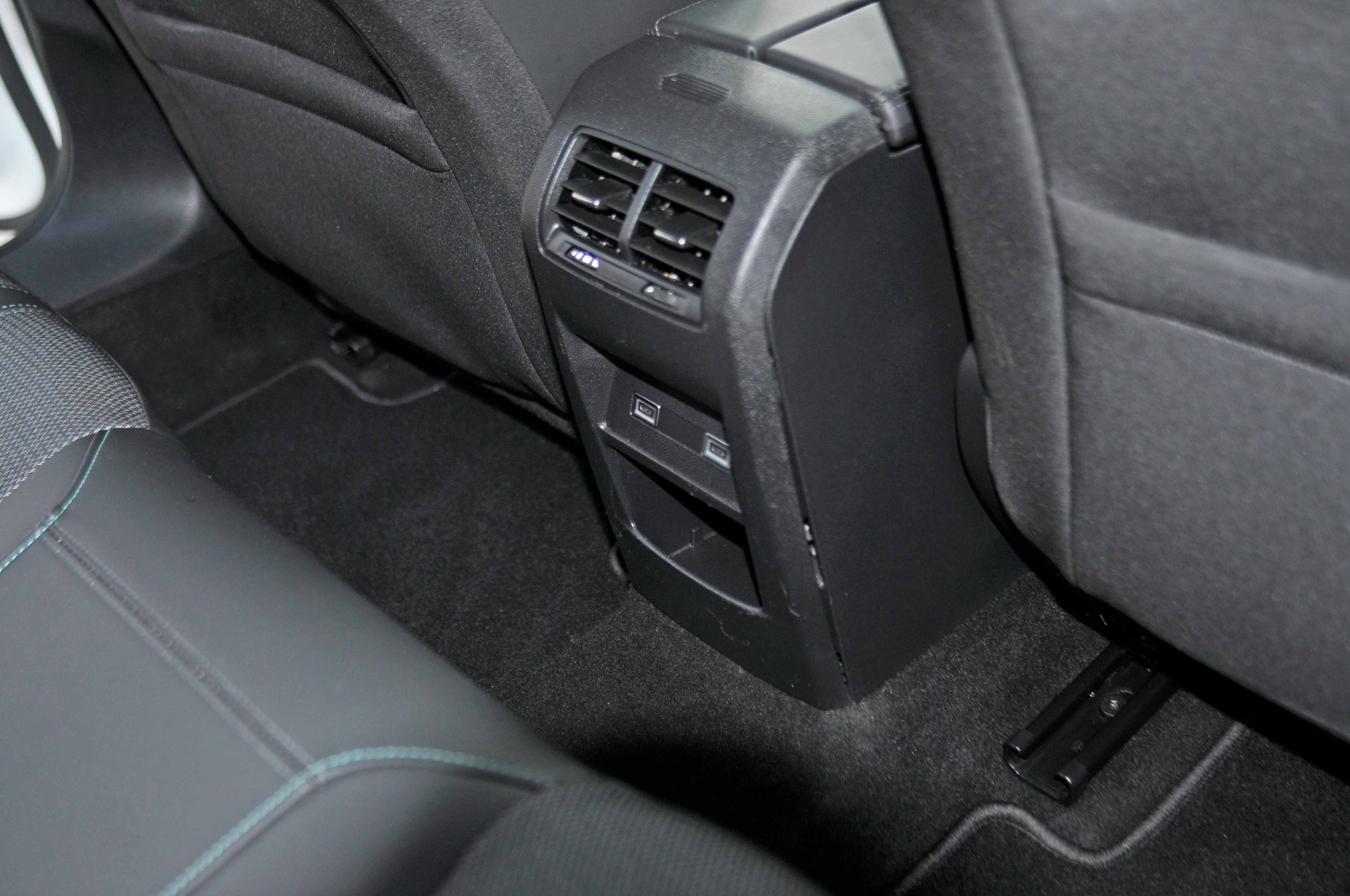 PEUGEOT 308 SW 1.5 BlueHDI Allure EAT8-image-24