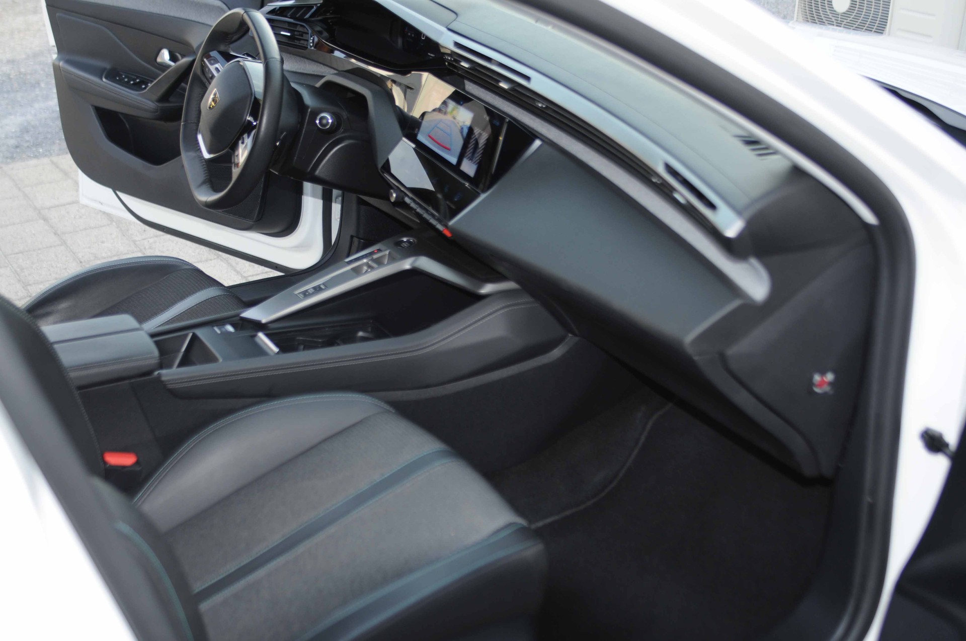 PEUGEOT 308 SW 1.5 BlueHDI Allure EAT8-image-23