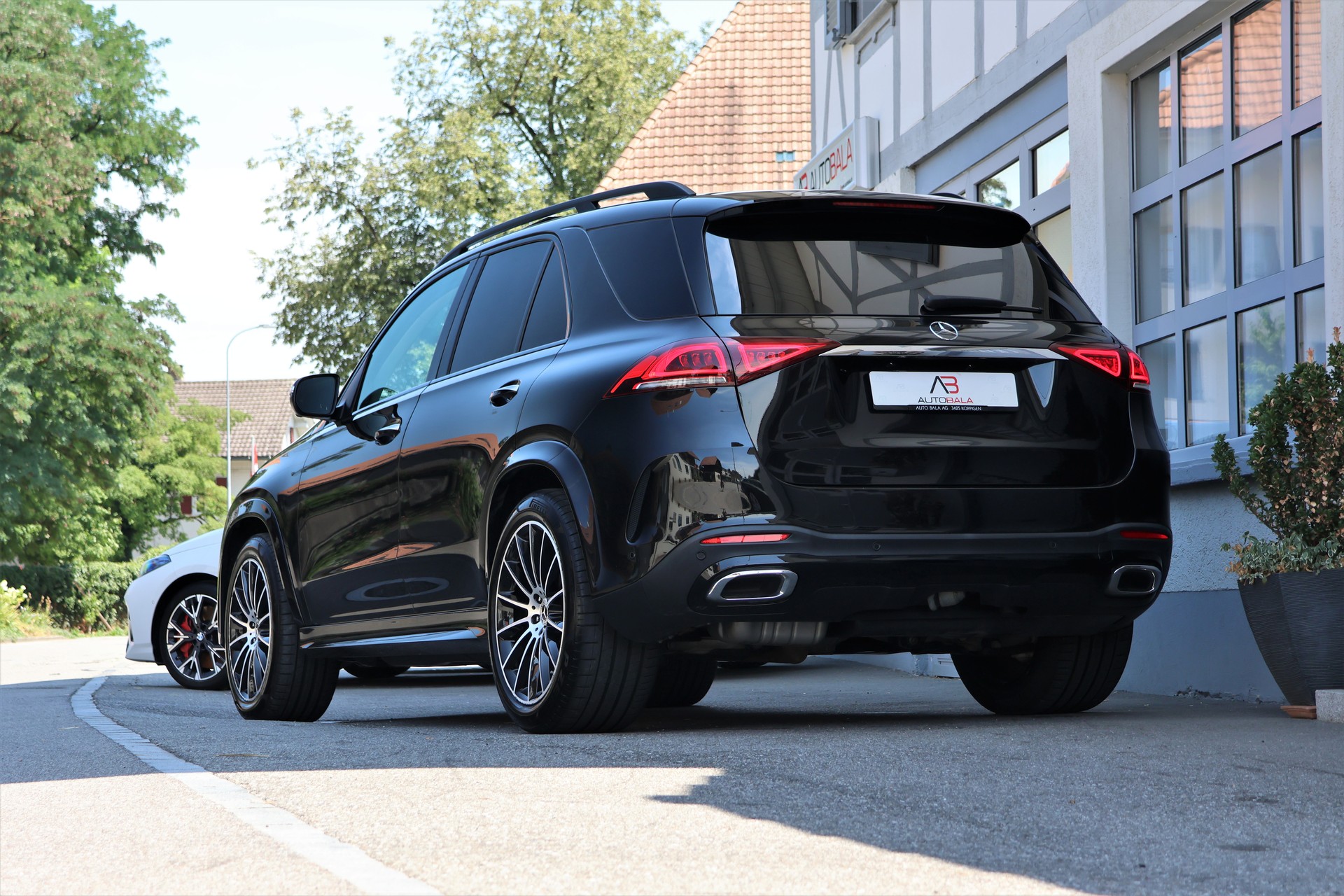 MERCEDES-BENZ GLE 300 d 4Matic AMG Line 9G-Tronic (CH)-image-2