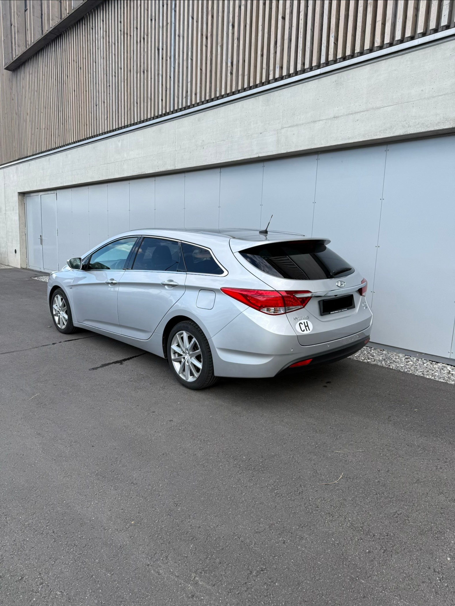 HYUNDAI i40 Wagon 2.0 GDi Premium Automatic-image-3