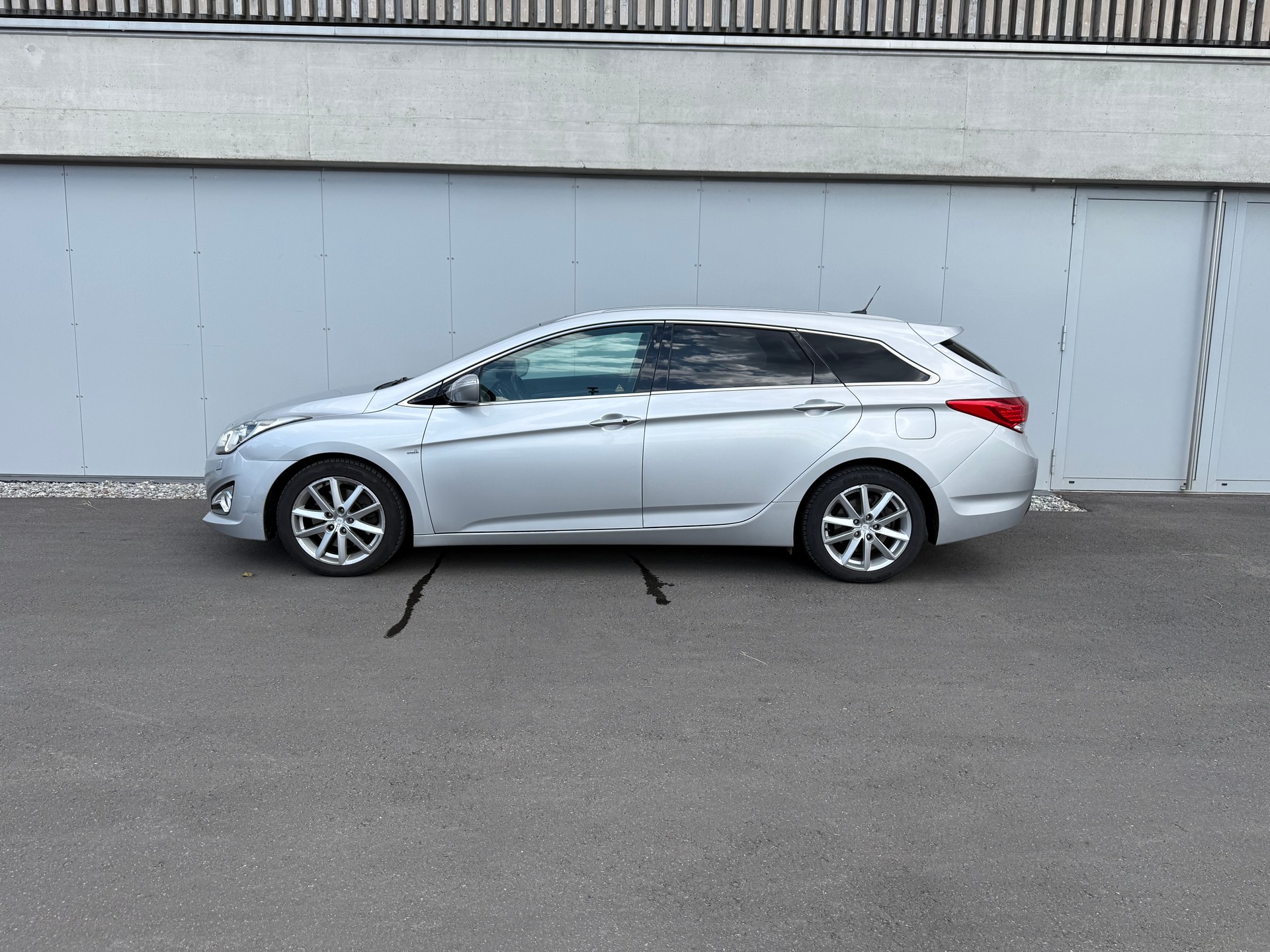 HYUNDAI i40 Wagon 2.0 GDi Premium Automatic-image-2