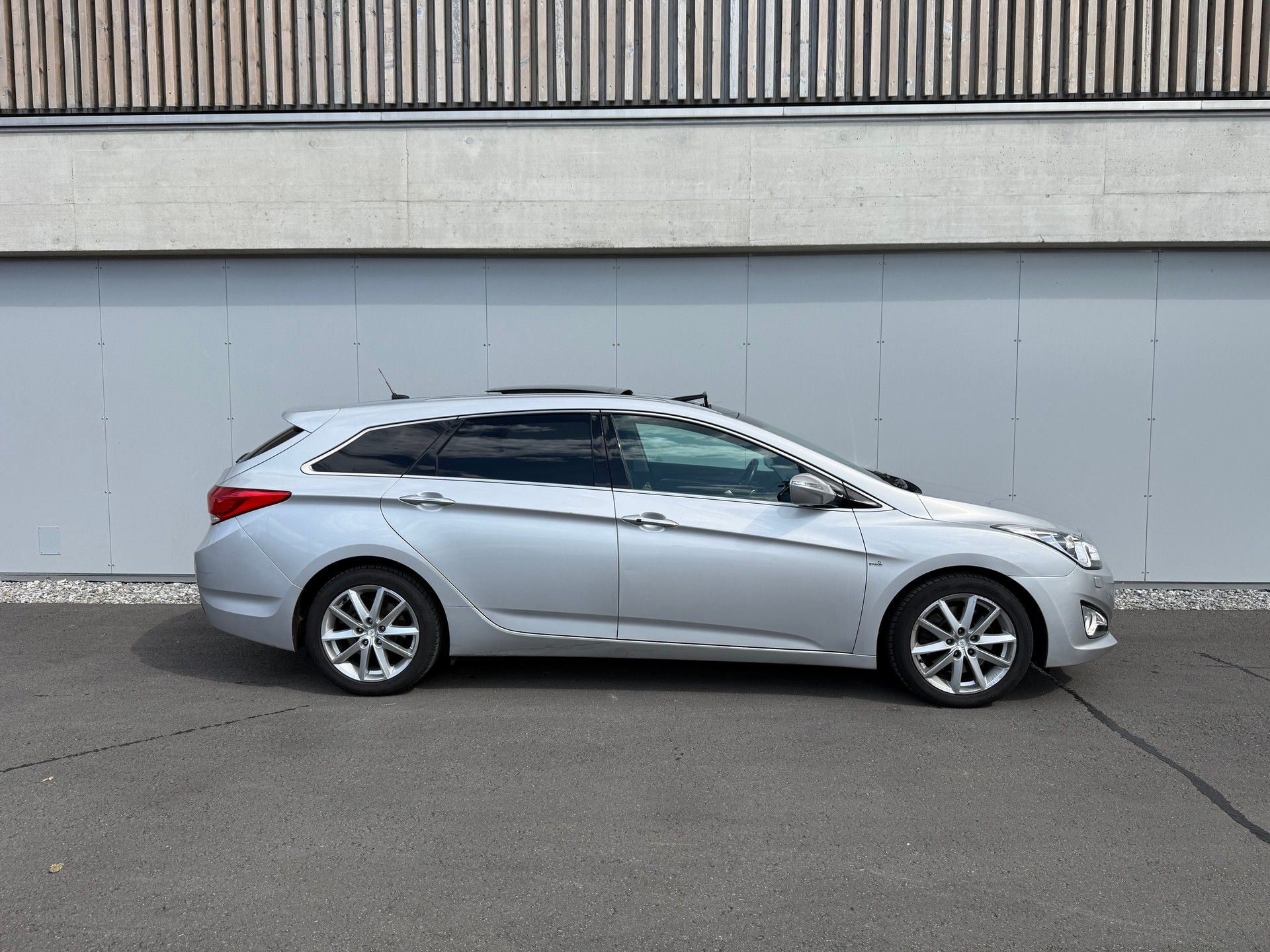 HYUNDAI i40 Wagon 2.0 GDi Premium Automatic-image-6