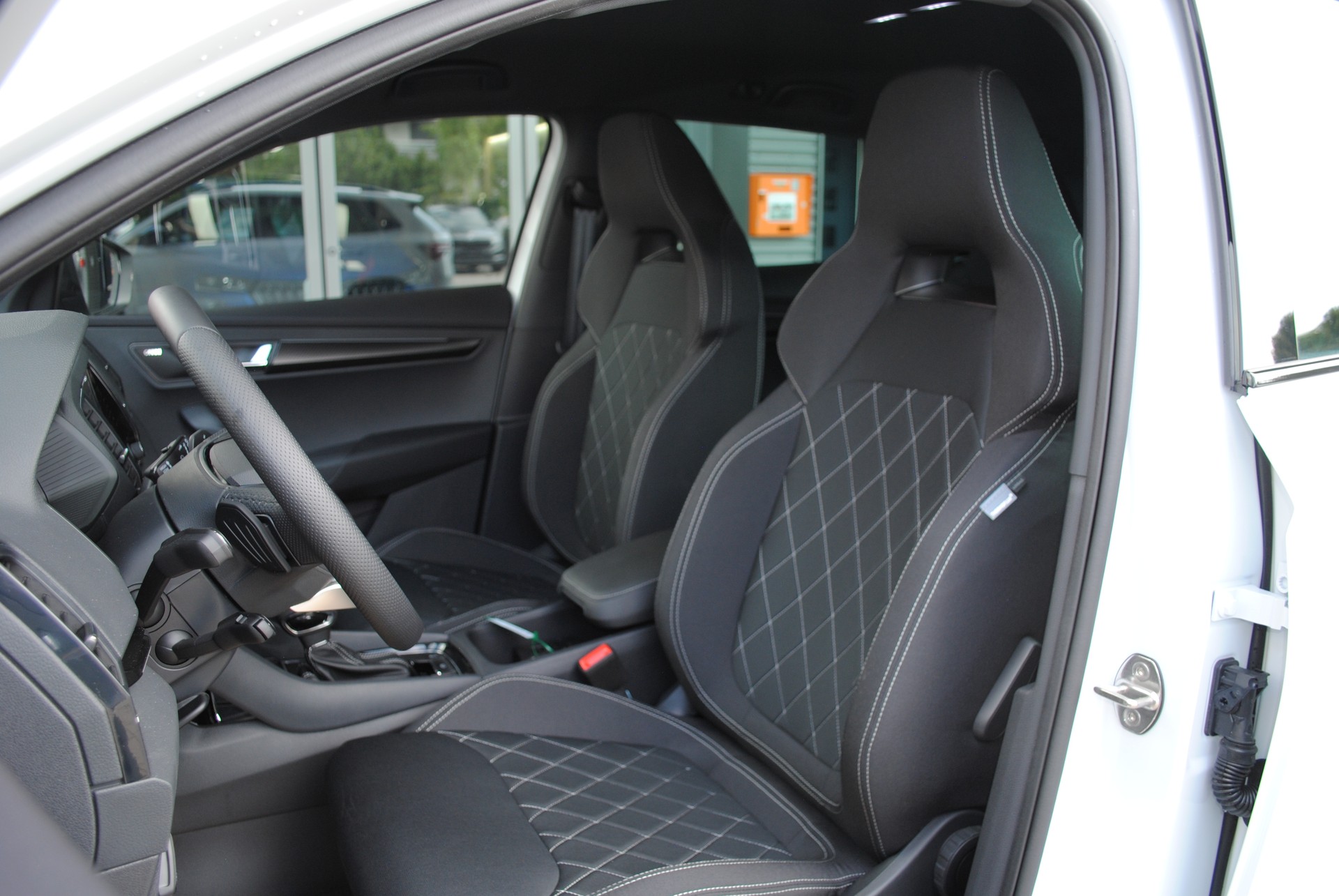 SKODA Karoq 1.5 TSI SportLine DSG-image-9