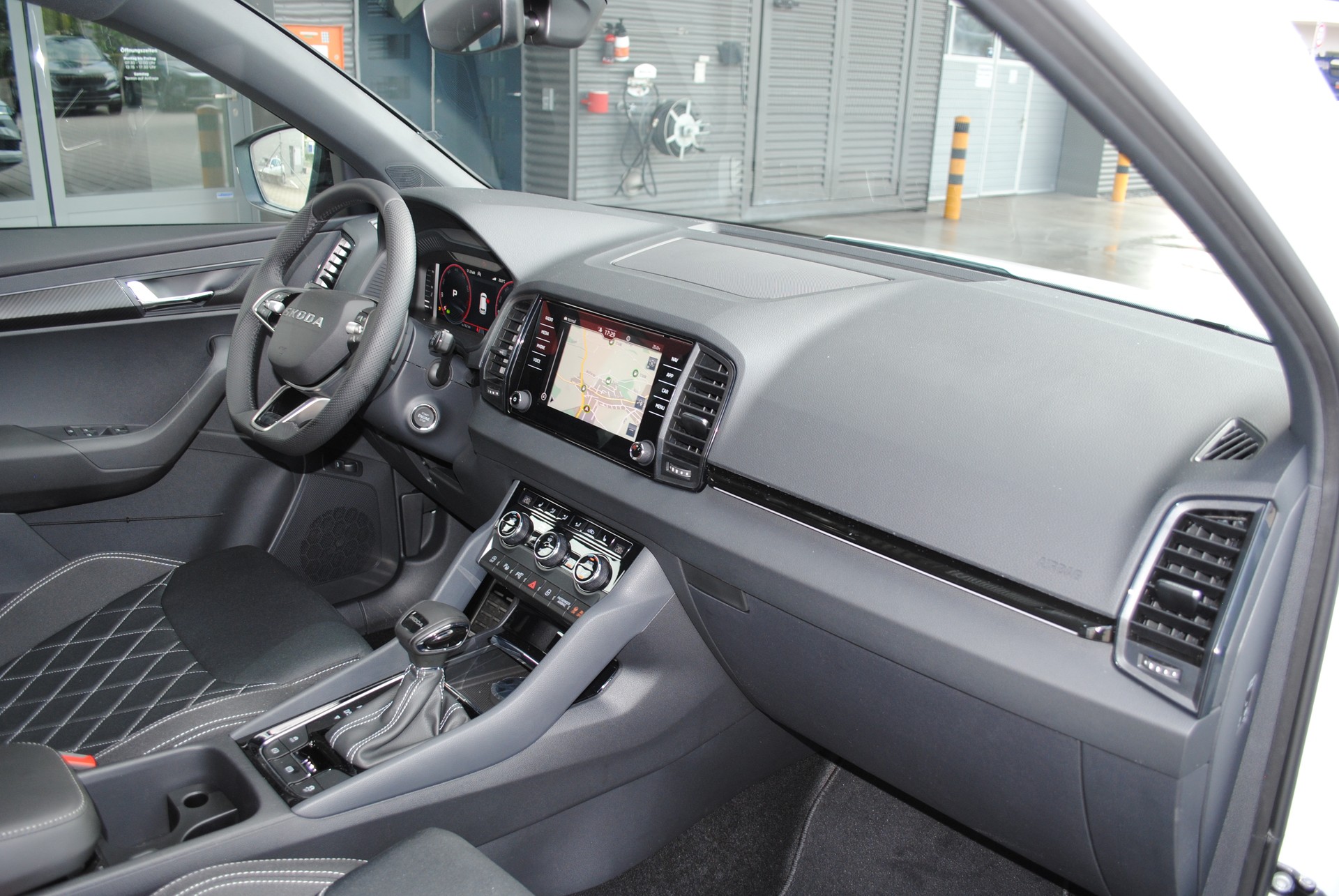 SKODA Karoq 1.5 TSI SportLine DSG-image-12