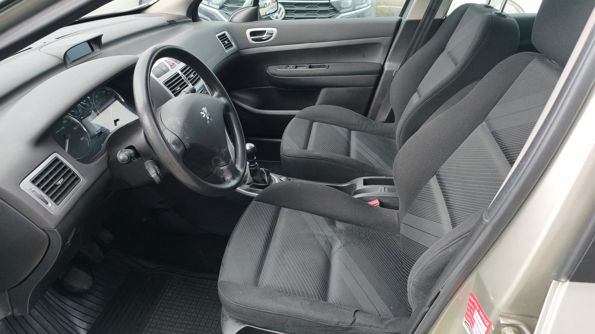 PEUGEOT 307 SW 2.0 HDI Black&Silver Edition-image-8