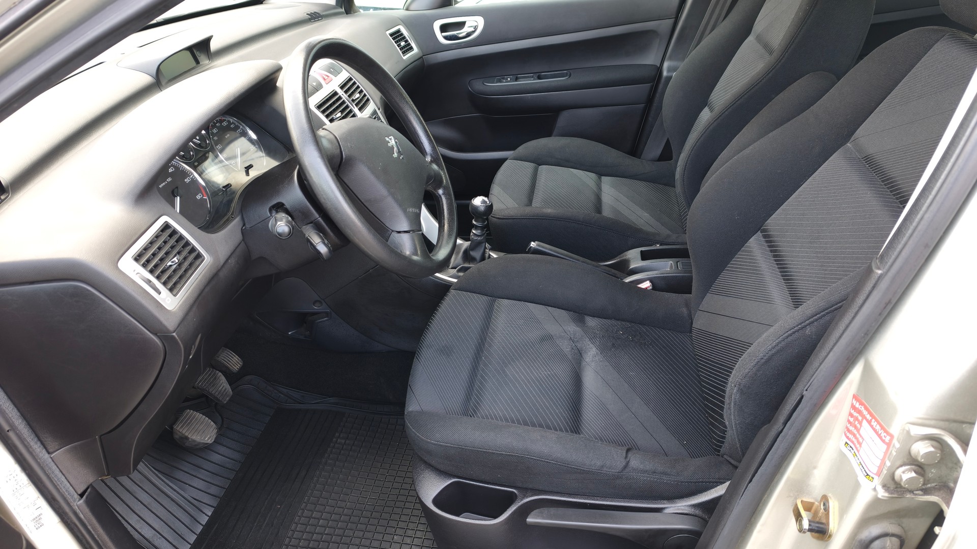 PEUGEOT 307 SW 2.0 HDI Black&Silver Edition-image-6