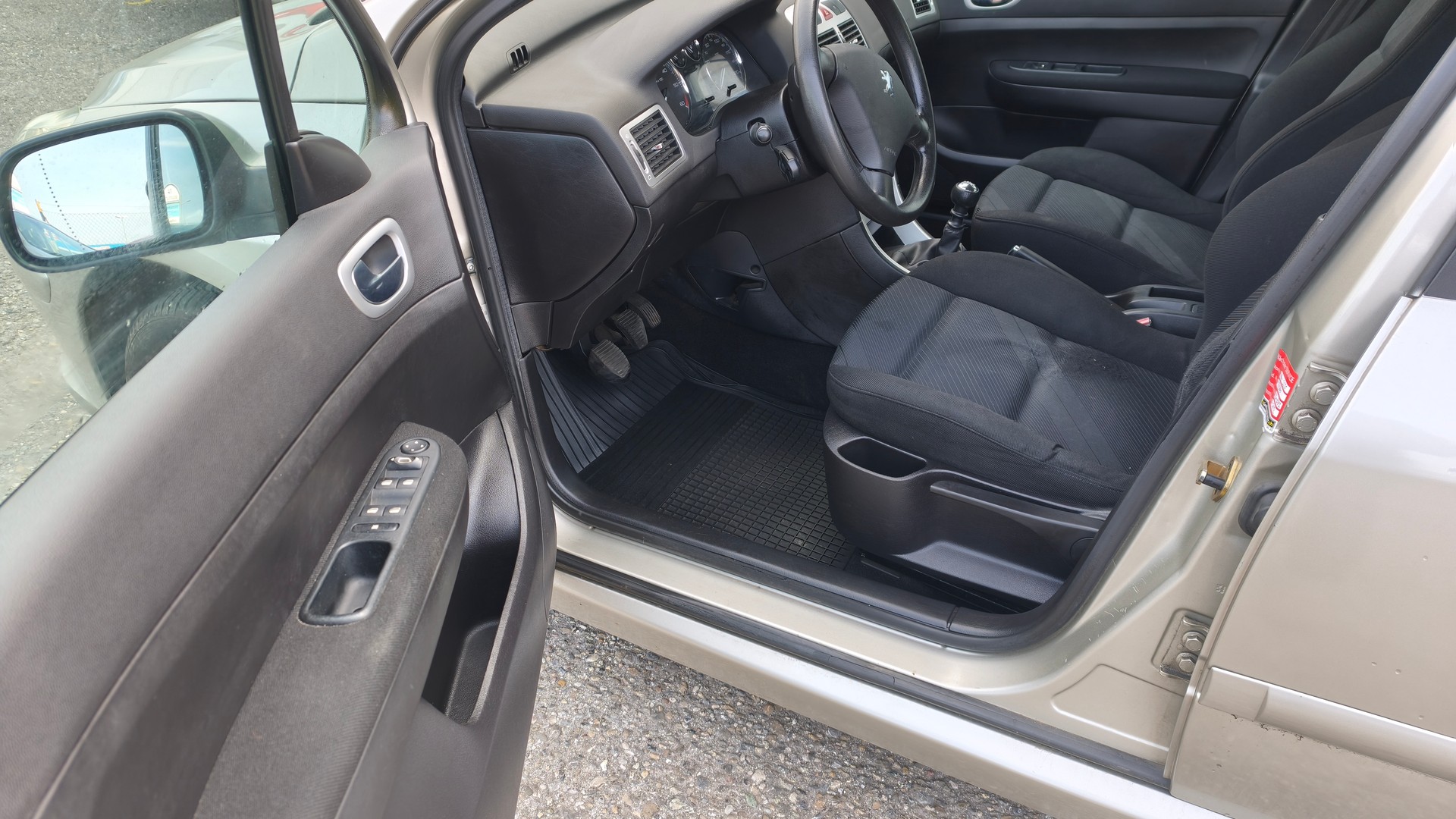 PEUGEOT 307 SW 2.0 HDI Black&Silver Edition-image-7