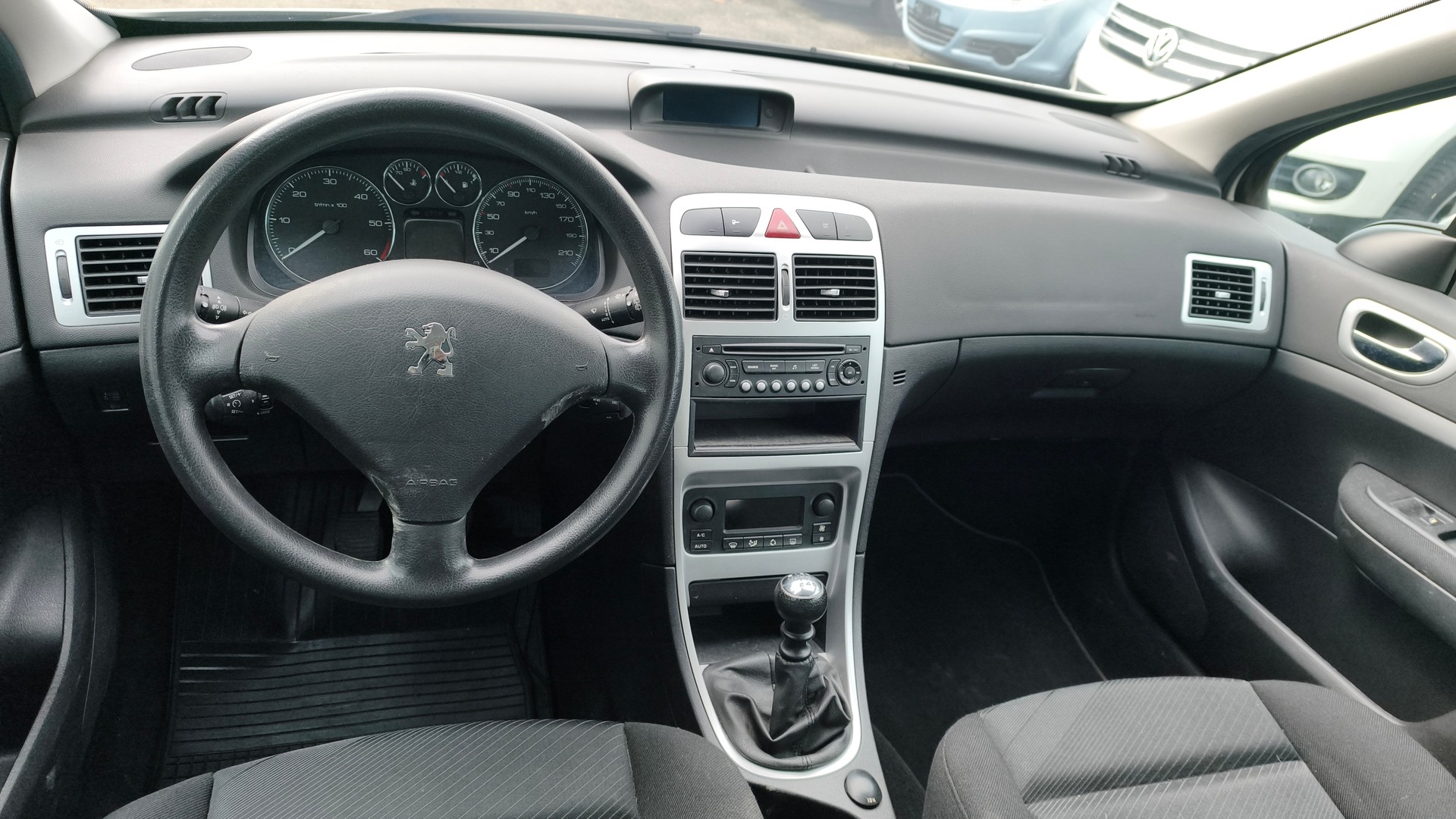PEUGEOT 307 SW 2.0 HDI Black&Silver Edition-image-9