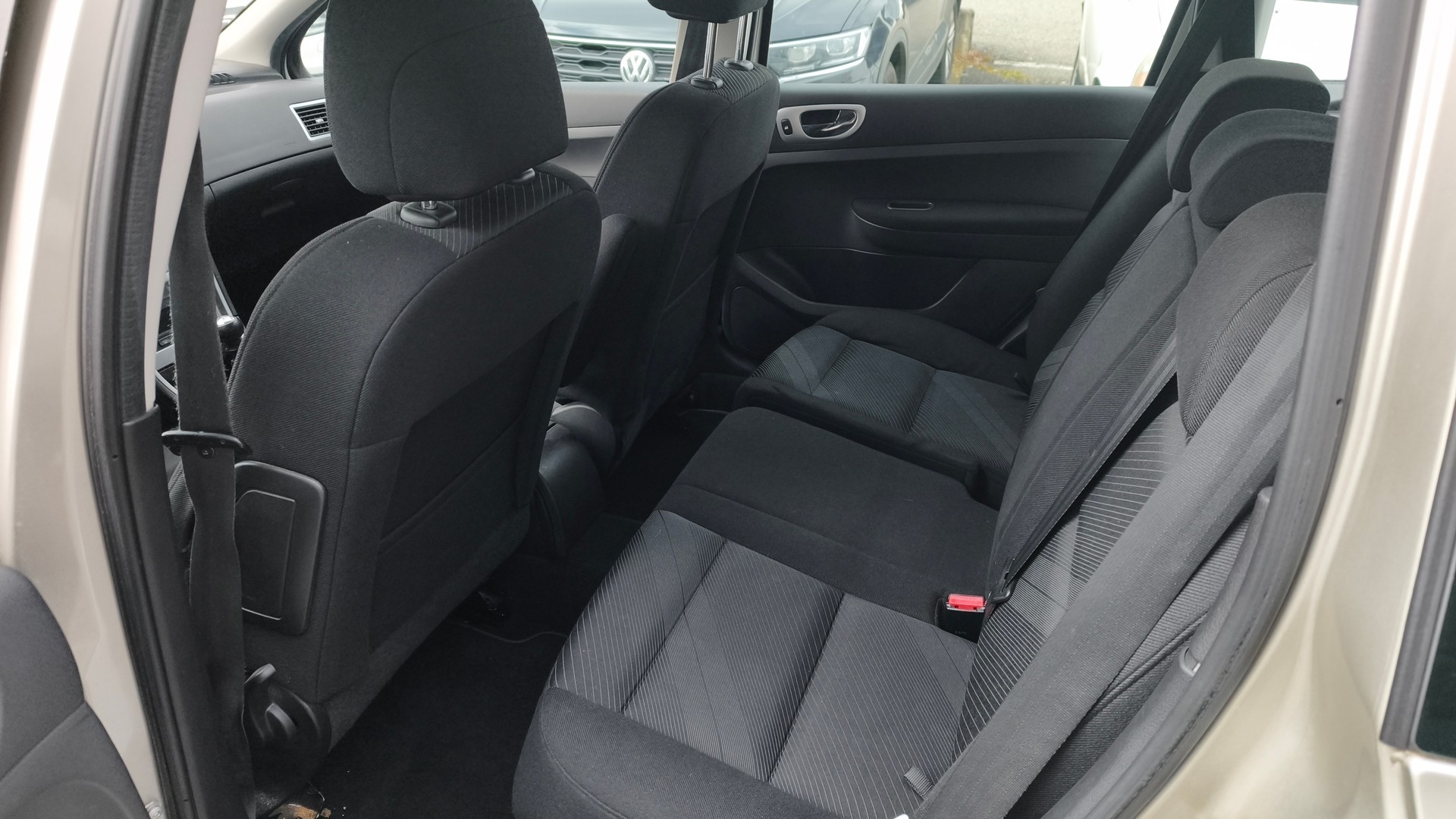 PEUGEOT 307 SW 2.0 HDI Black&Silver Edition-image-10