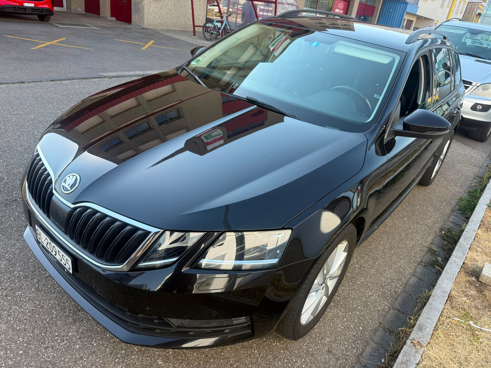SKODA Octavia Combi 2.0 TDI Ambition 4x4-image-0