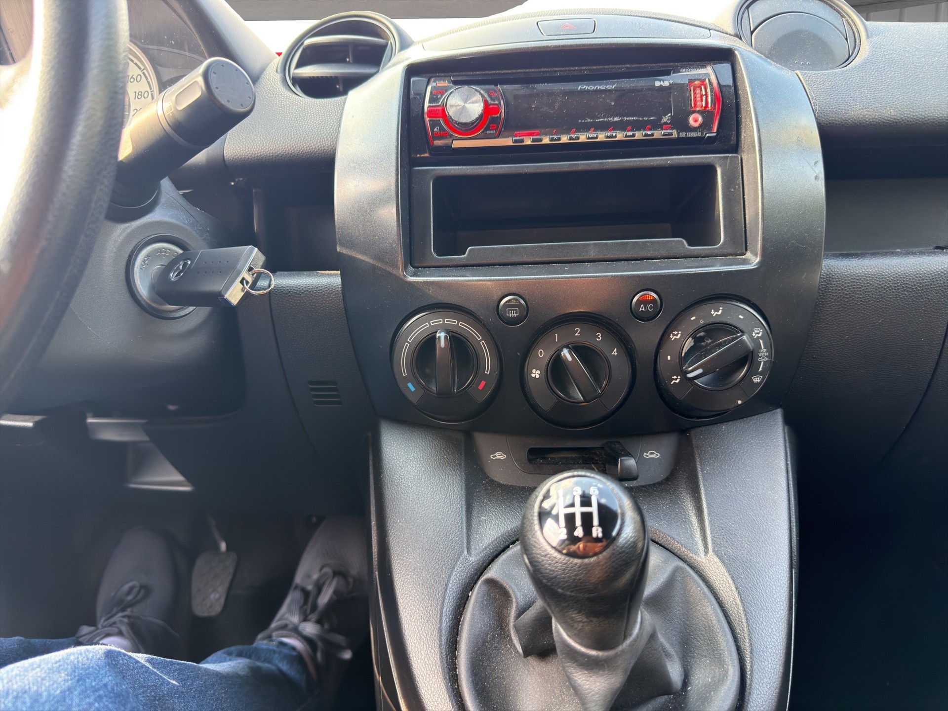 MAZDA 2 1.3i 16V Exclusive-image-12