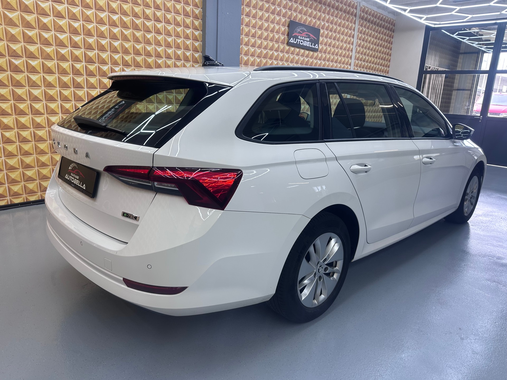 SKODA Octavia Combi 1.5 TSI mHEV DSG Ambition-image-3