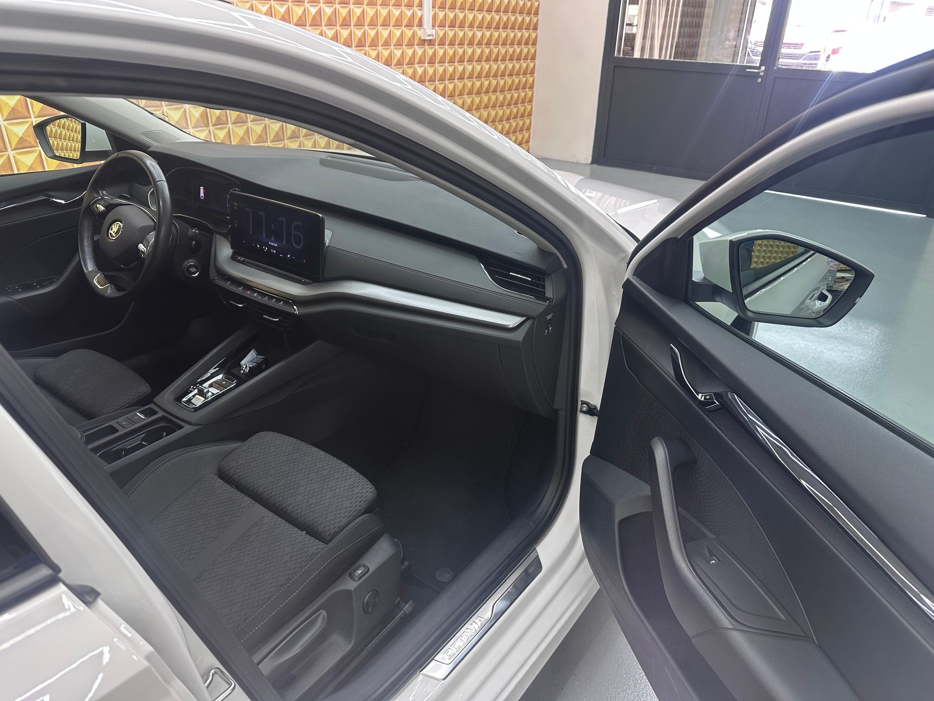 SKODA Octavia Combi 1.5 TSI mHEV DSG Ambition-image-10