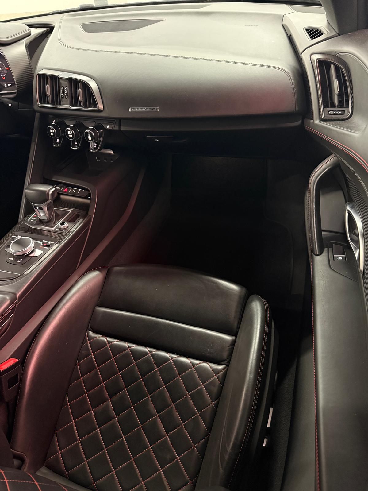 AUDI R8 Coupé 5.2 plus S-Tronic-image-26