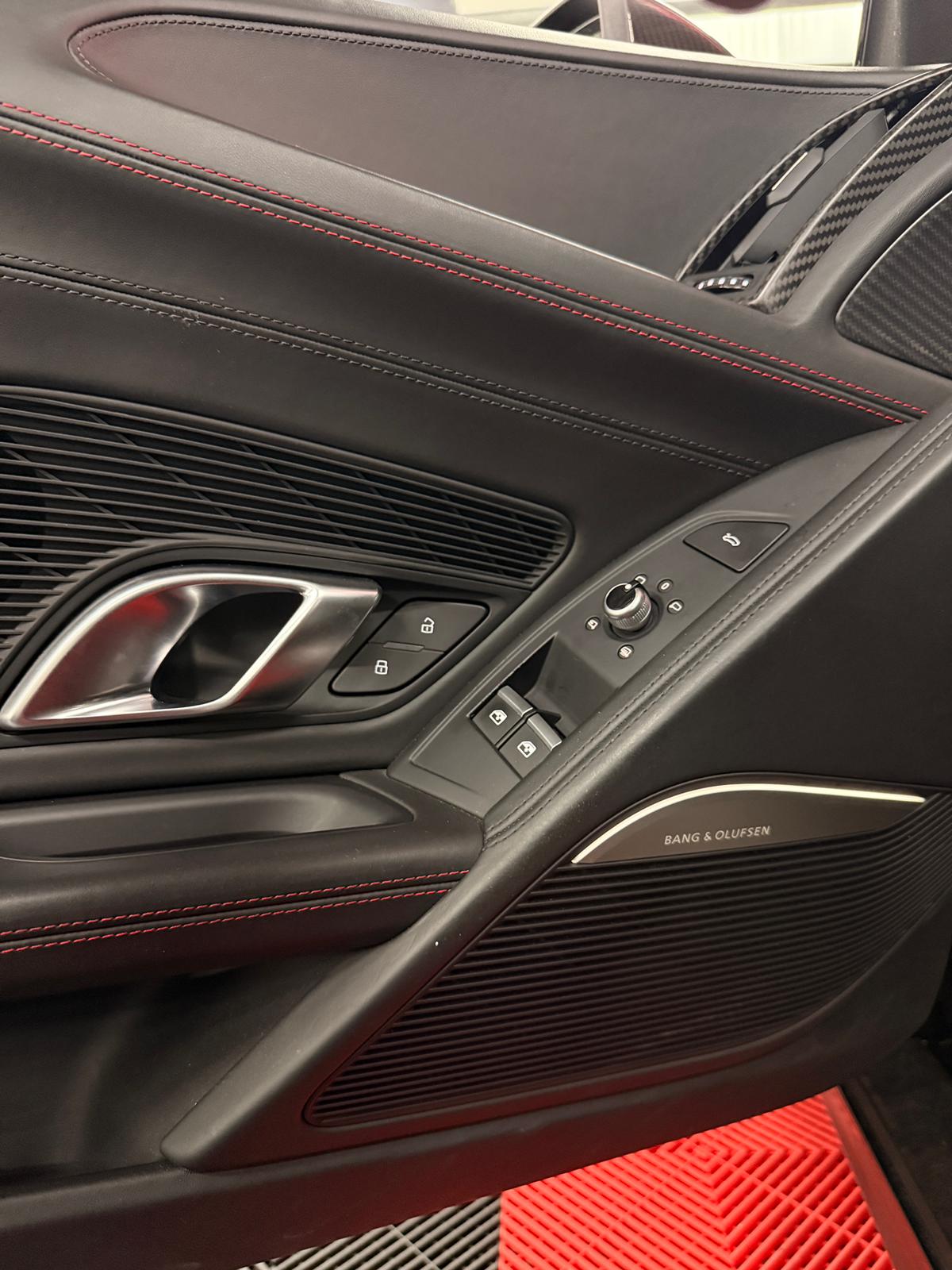 AUDI R8 Coupé 5.2 plus S-Tronic-image-28