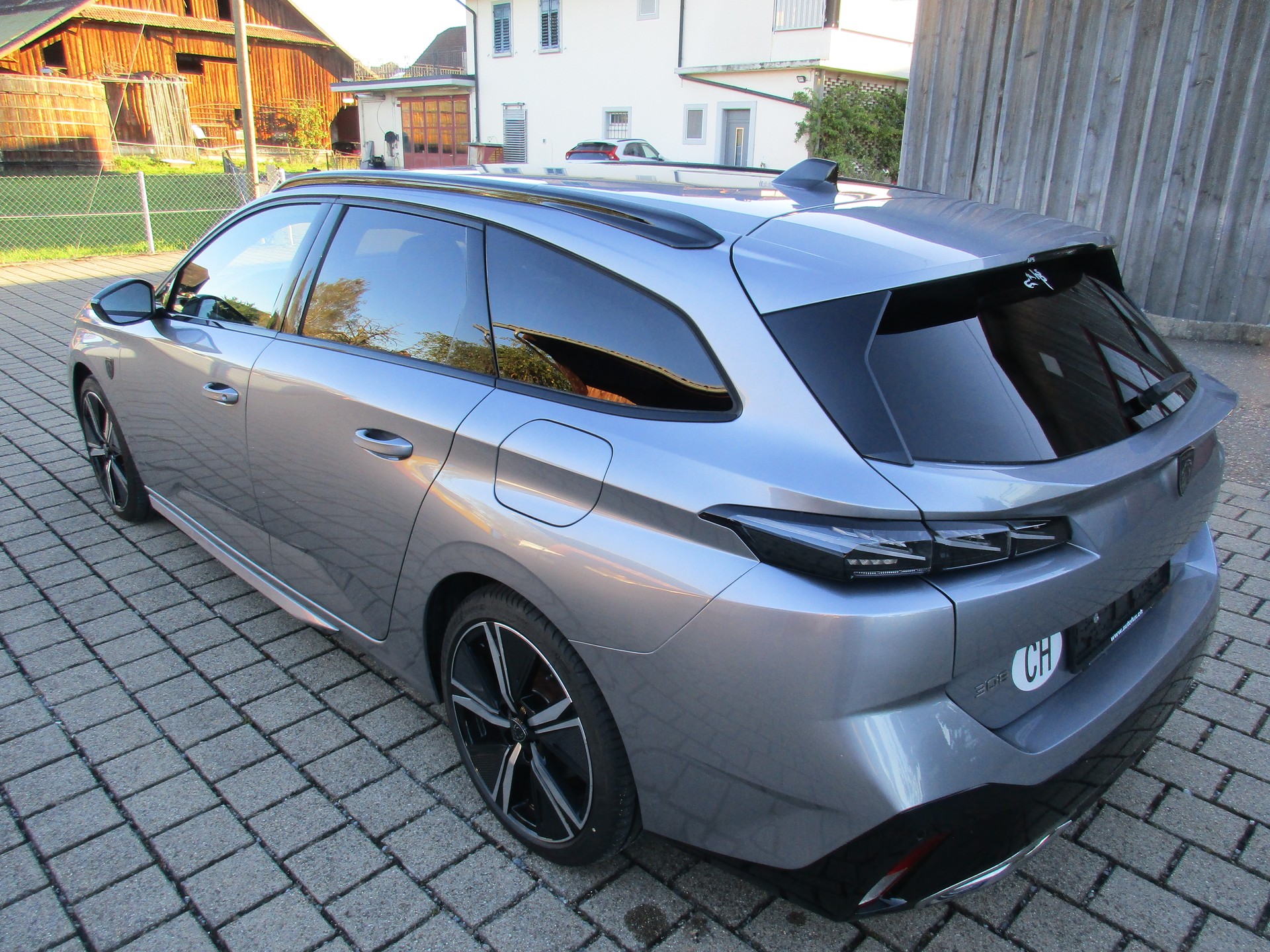 PEUGEOT 308 SW 1.6 PHEV 180 GT-image-1