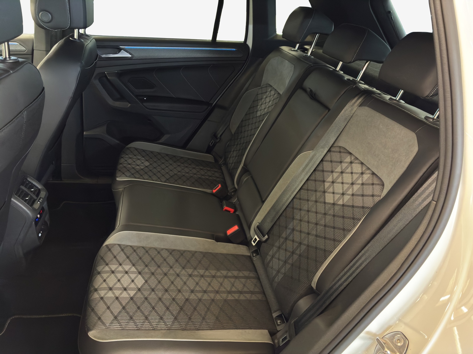VW Tiguan 2.0TSI R-Line 4Motion DSG-image-11
