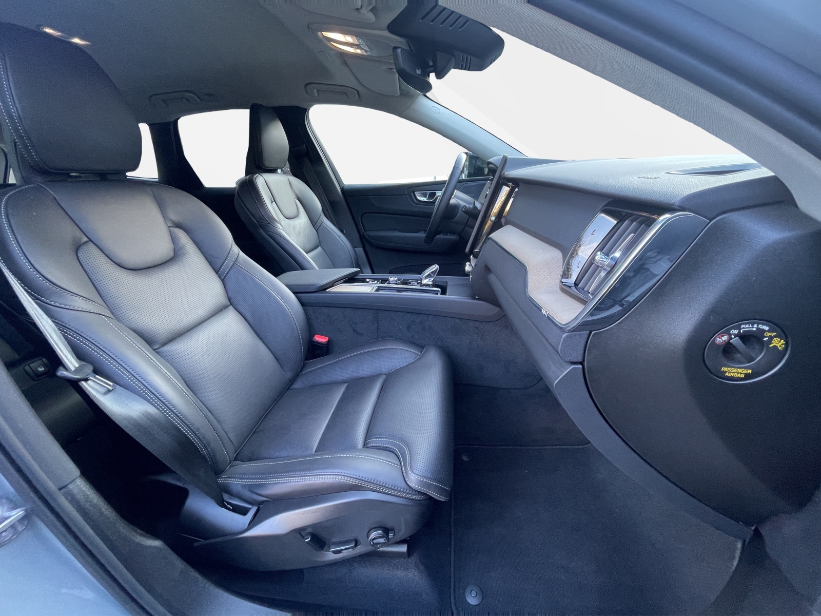 VOLVO XC60 2.0 B5 MH Plus Dark AWD-image-17
