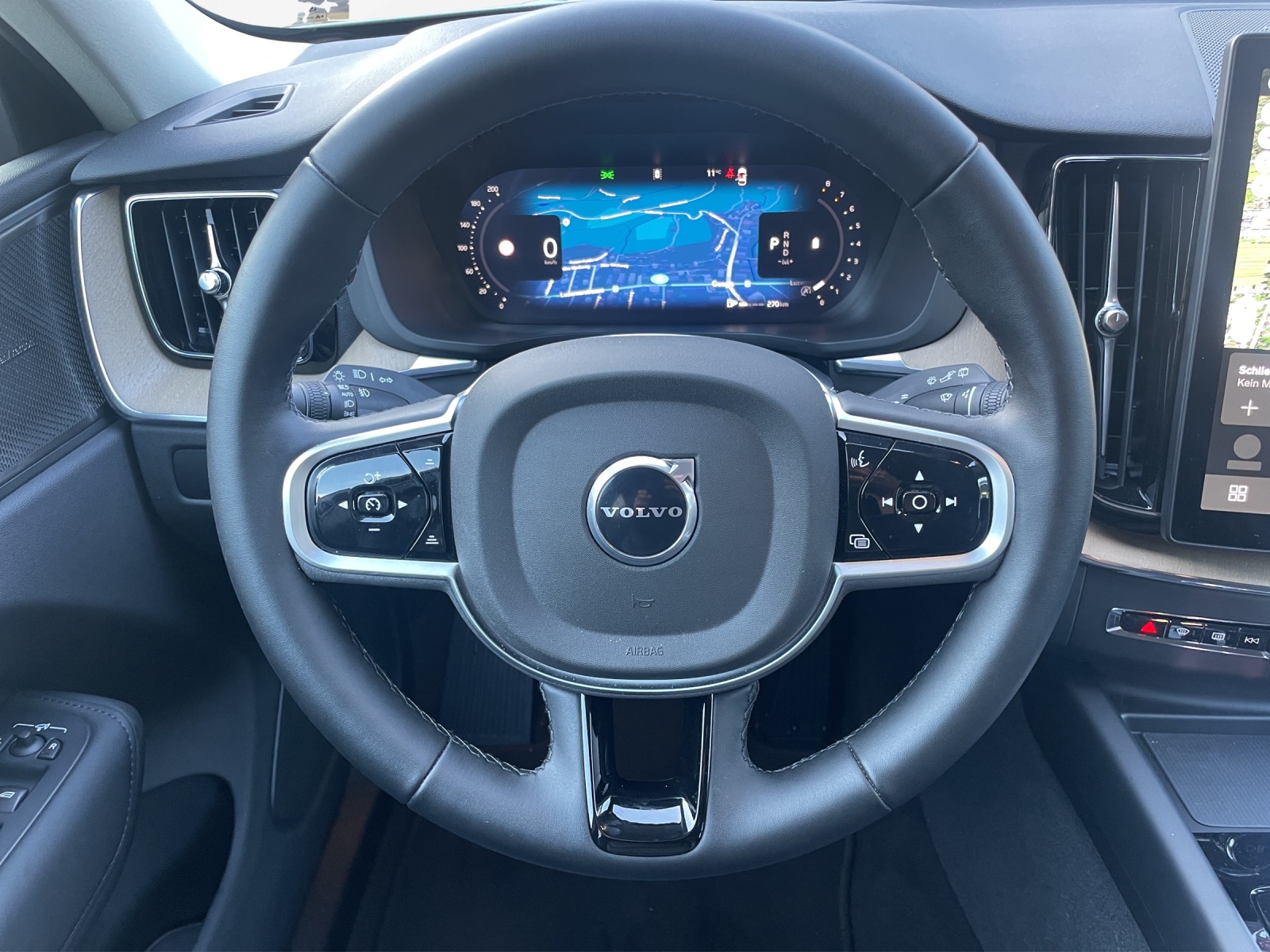 VOLVO XC60 2.0 B5 MH Plus Dark AWD-image-11