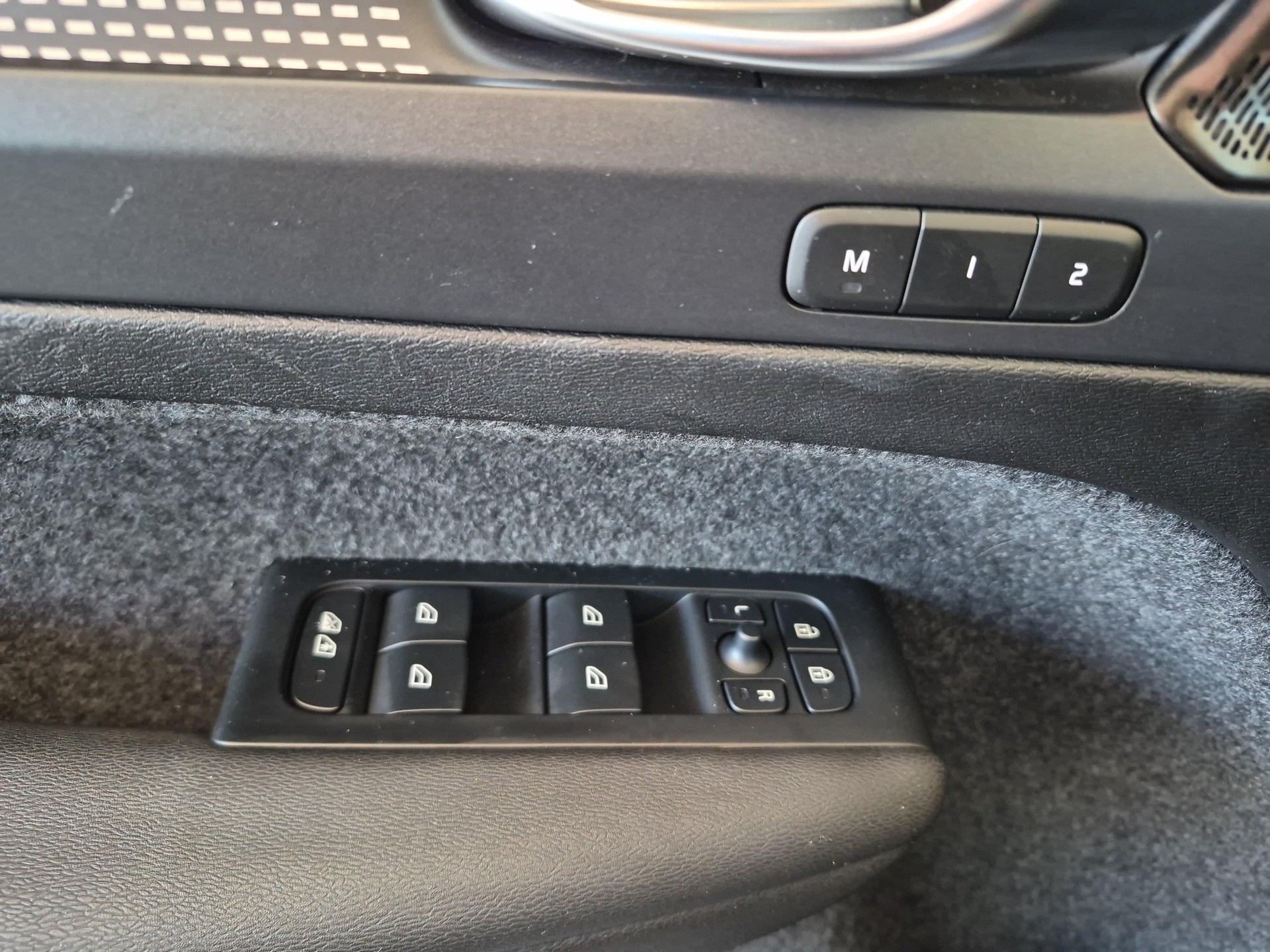 VOLVO XC40 2.0 B4 MH Ultimate Dark AWD-image-16