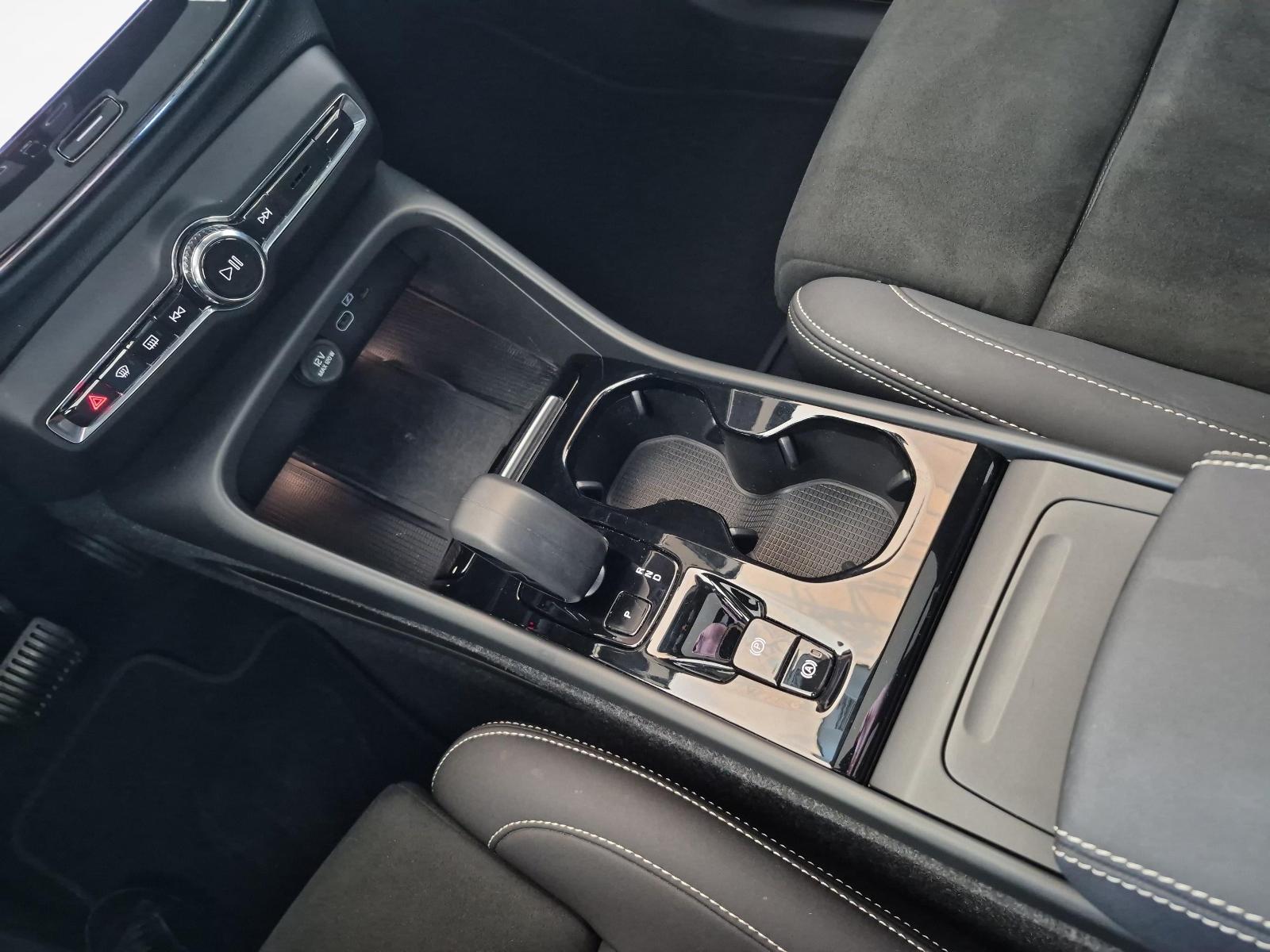 VOLVO XC40 2.0 B4 MH Ultimate Dark AWD-image-15