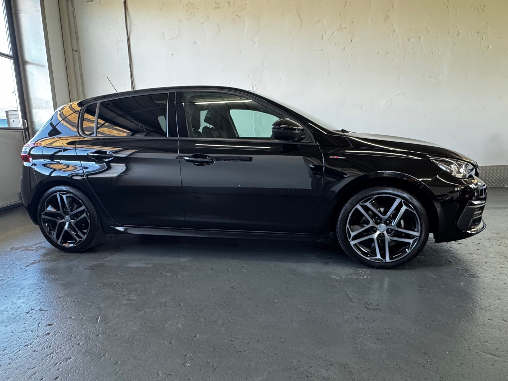PEUGEOT 308 1.2 Pure Tech GT Line EAT8-image-6