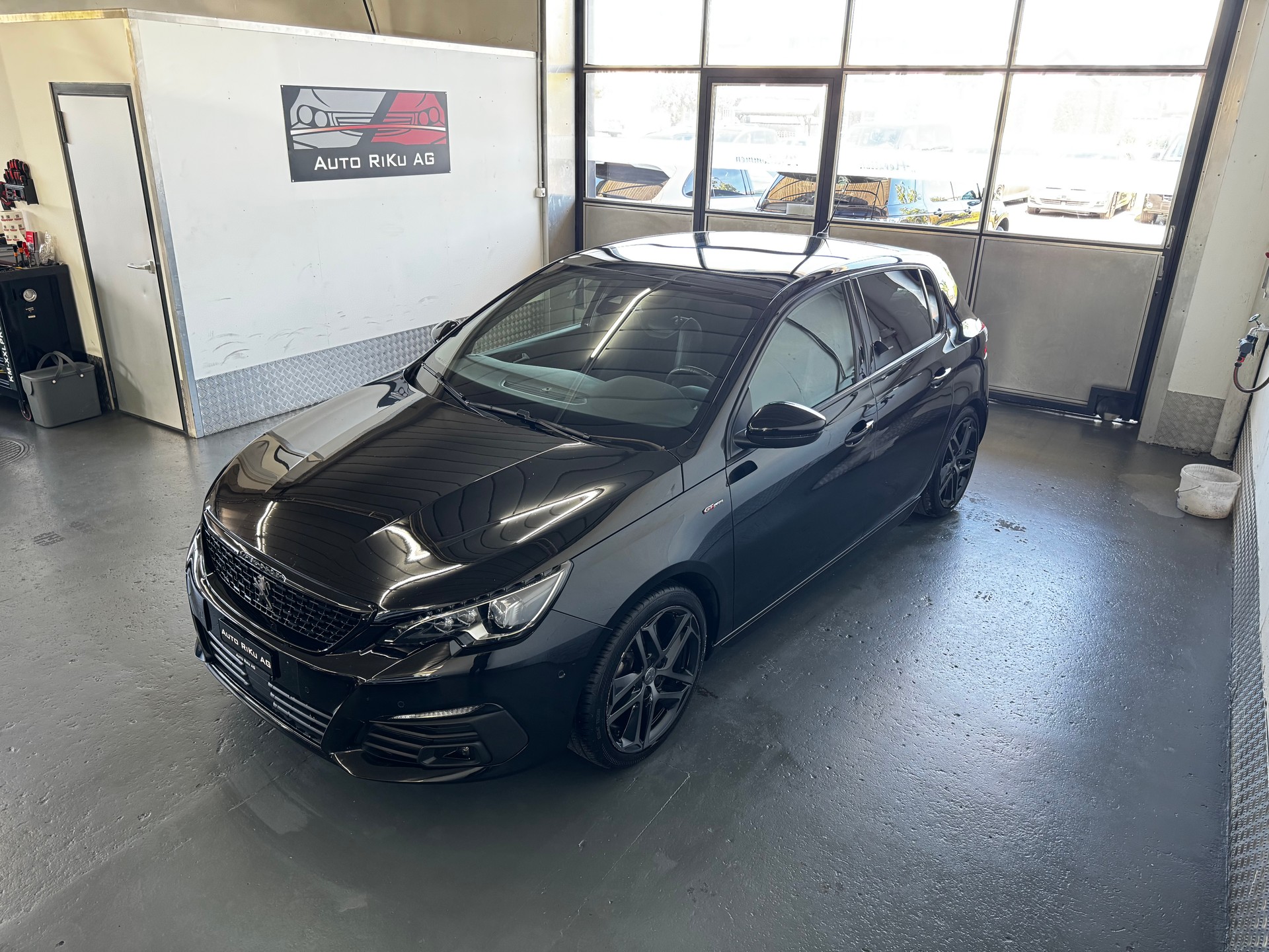 PEUGEOT 308 1.2 Pure Tech GT Line EAT8-image-4