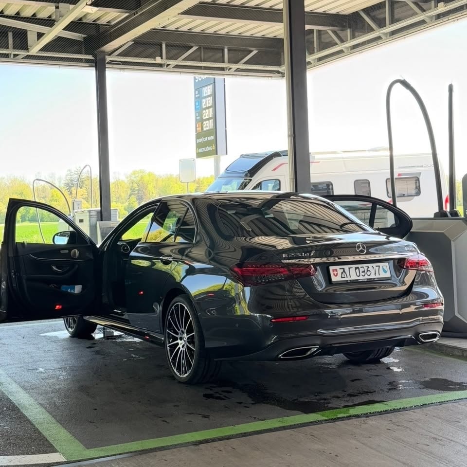 MERCEDES-BENZ E 220 d AMG Line 4matic-image-2