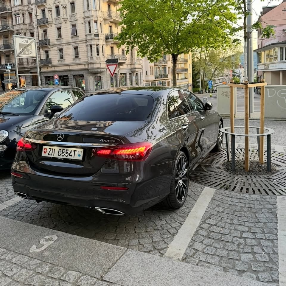 MERCEDES-BENZ E 220 d AMG Line 4matic-image-1