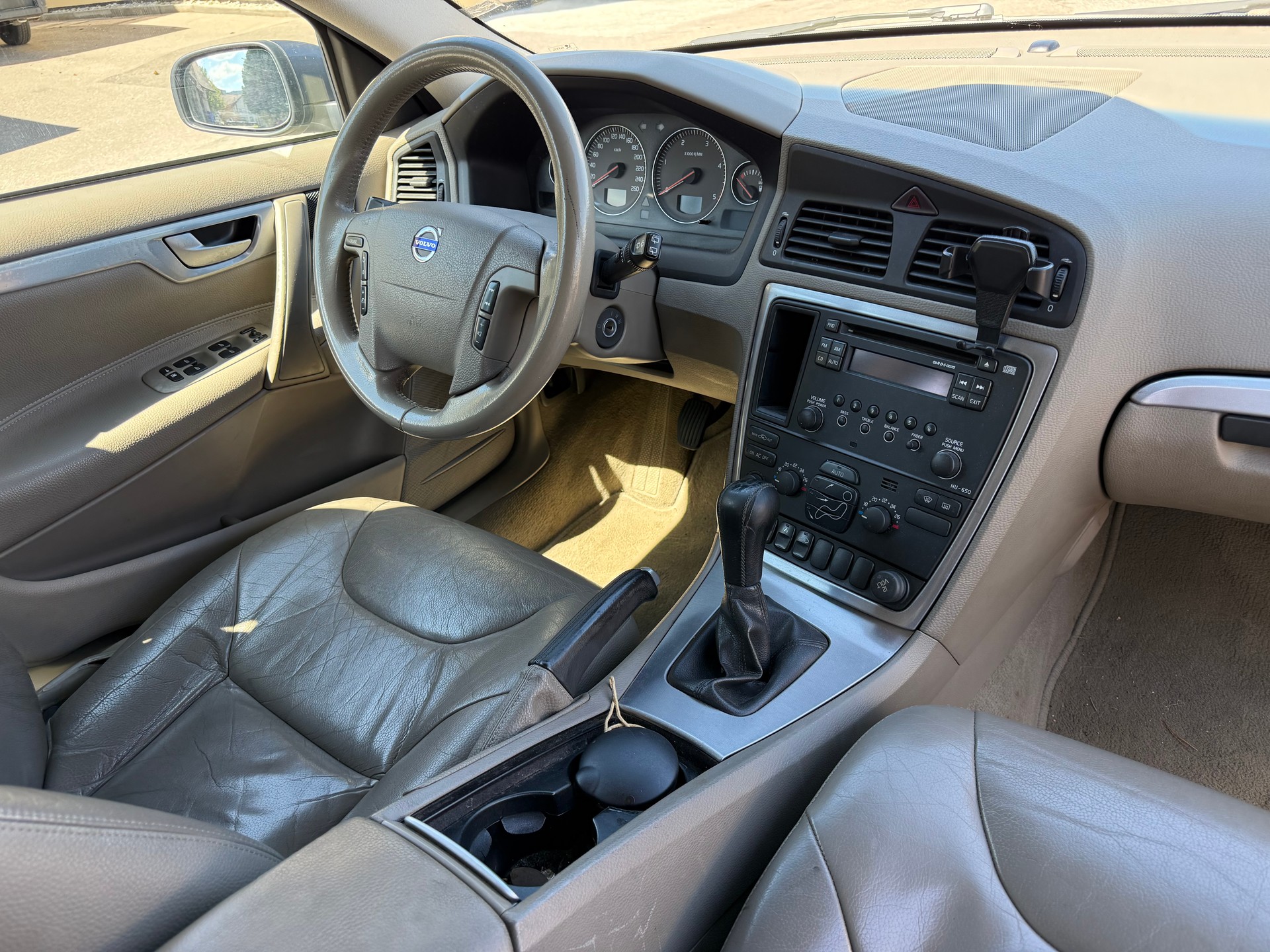 VOLVO V70 2.4D (D5) Momentum-image-4