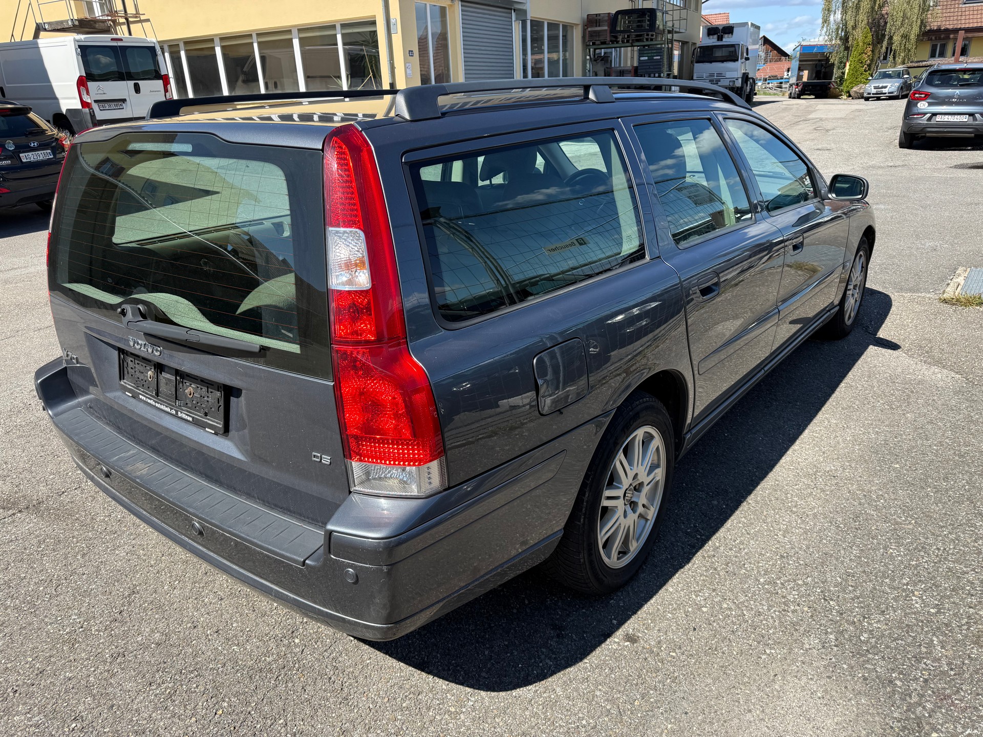 VOLVO V70 2.4D (D5) Momentum-image-3