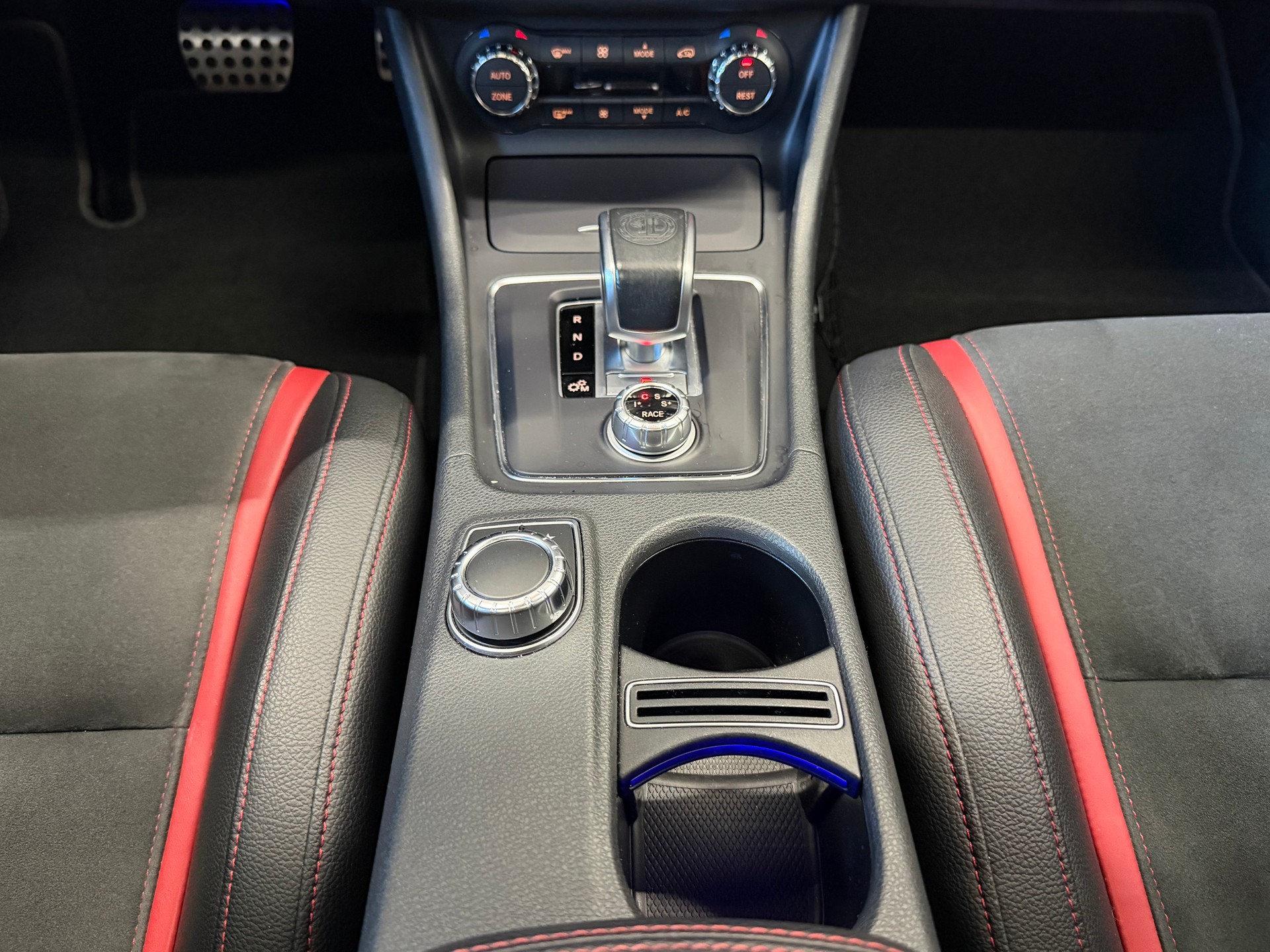 MERCEDES-BENZ CLA 45 AMG 4Matic Speedshift-image-14