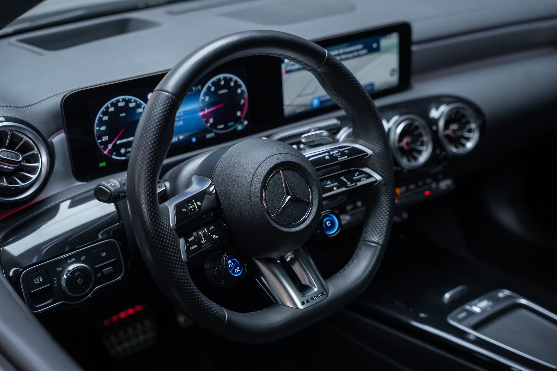 MERCEDES-BENZ CLA 35 AMG 4matic/ Facelift / Head-Up Display / Panorama-Schiebedach-image-14