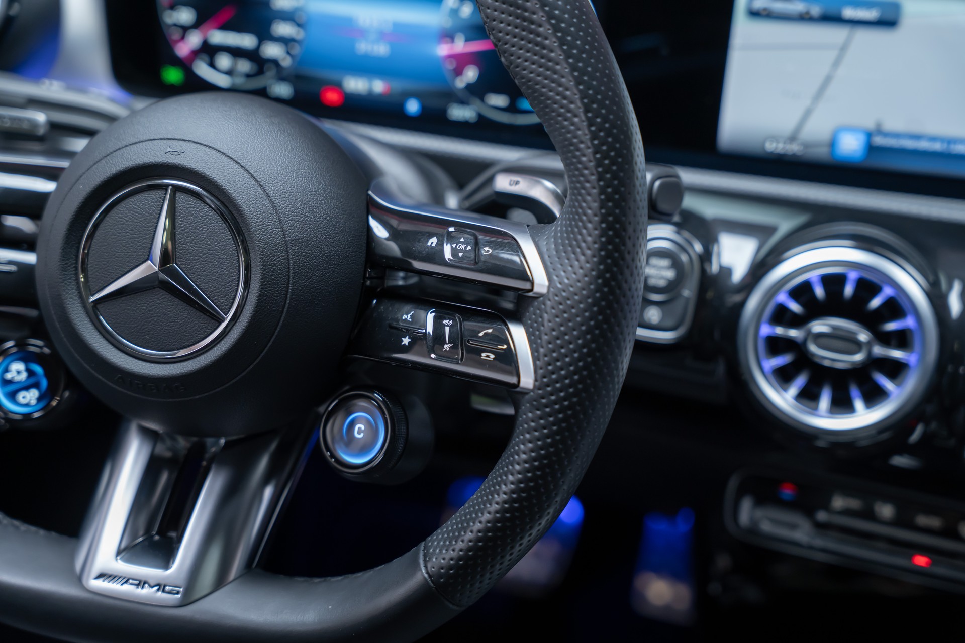 MERCEDES-BENZ CLA 35 AMG 4matic/ Facelift / Head-Up Display / Panorama-Schiebedach-image-28