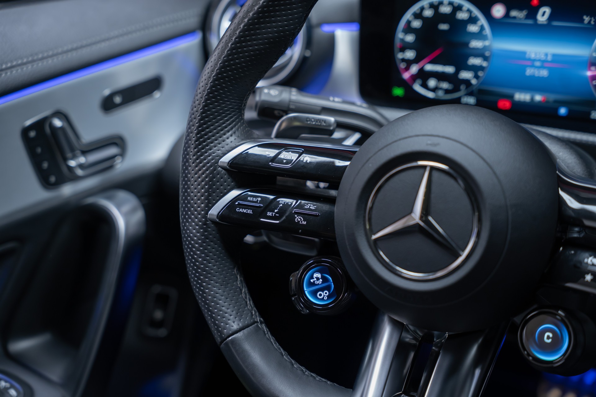 MERCEDES-BENZ CLA 35 AMG 4matic/ Facelift / Head-Up Display / Panorama-Schiebedach-image-27