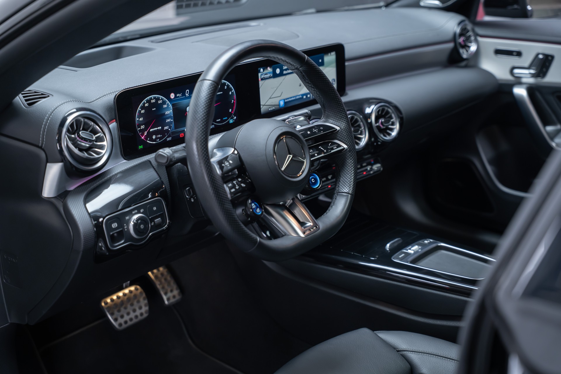 MERCEDES-BENZ CLA 35 AMG 4matic/ Facelift / Head-Up Display / Panorama-Schiebedach-image-16