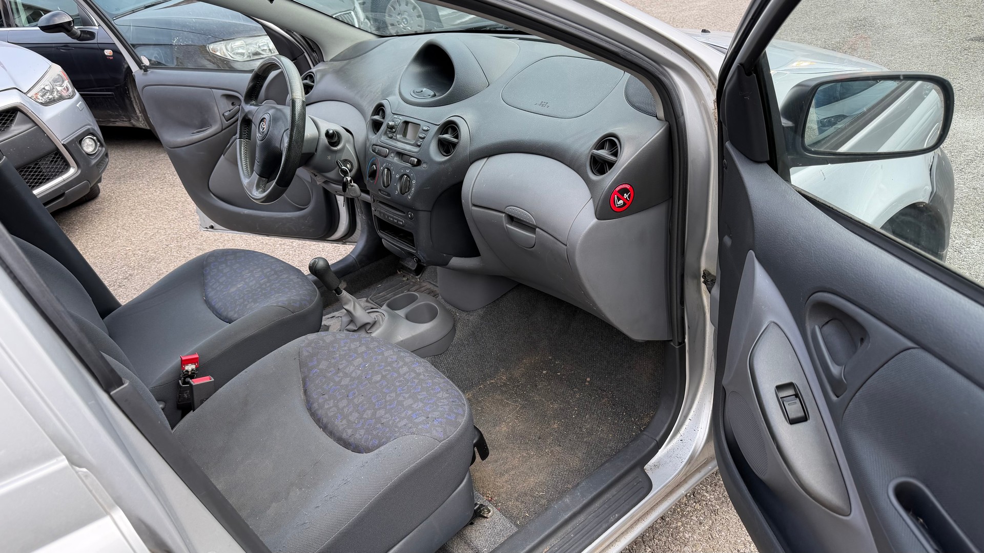 TOYOTA Yaris 1.3 Linea Sol-image-4