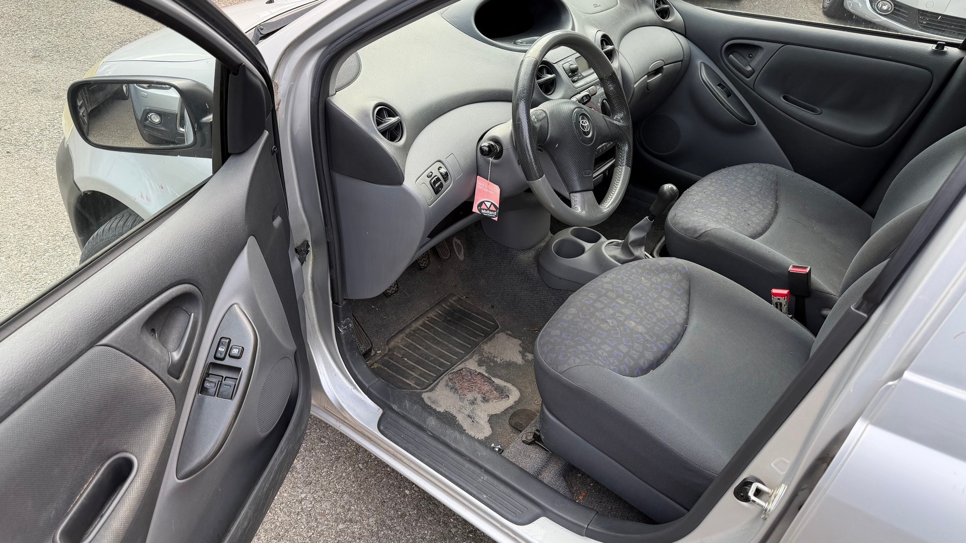 TOYOTA Yaris 1.3 Linea Sol-image-6