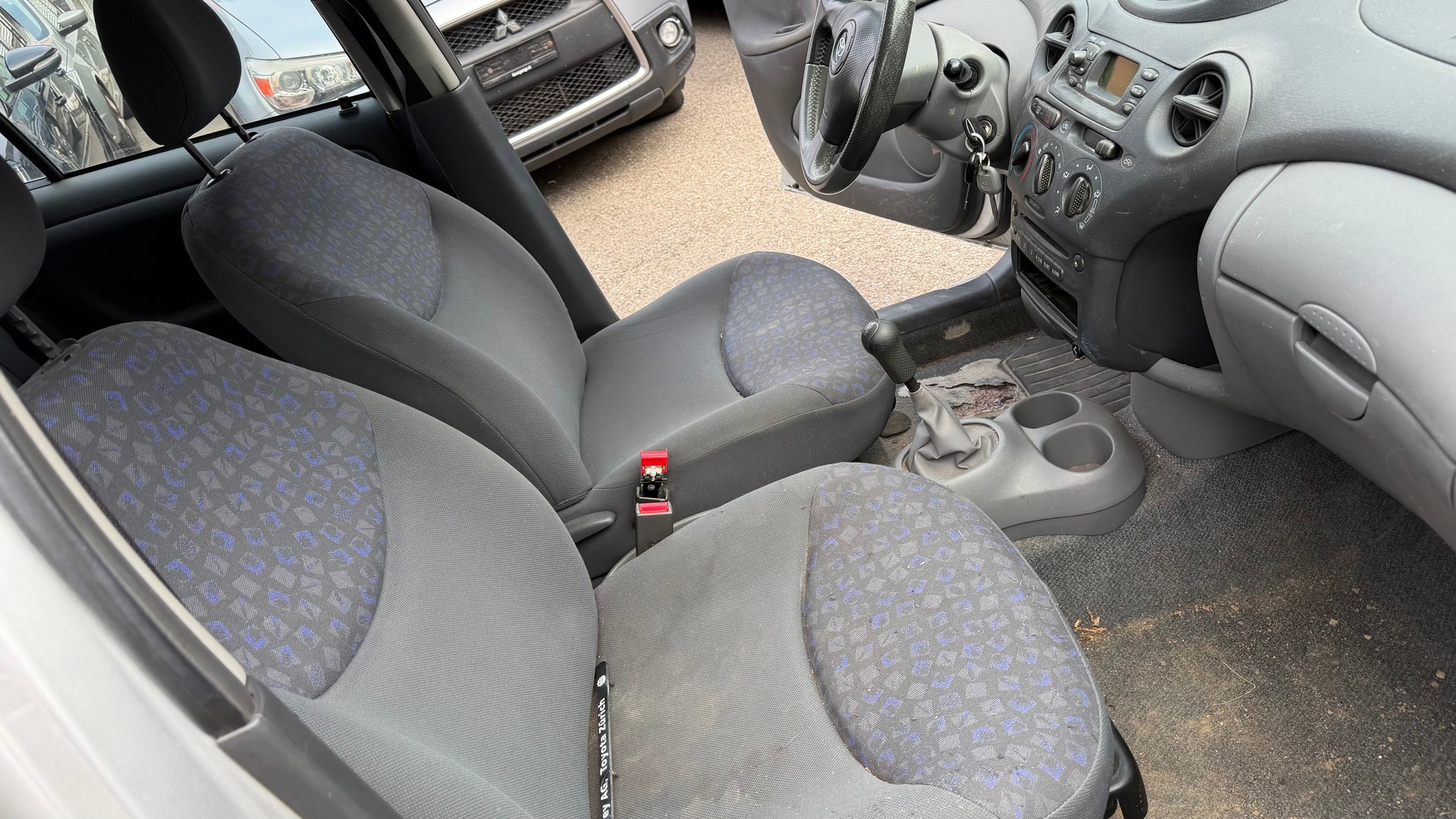 TOYOTA Yaris 1.3 Linea Sol-image-5