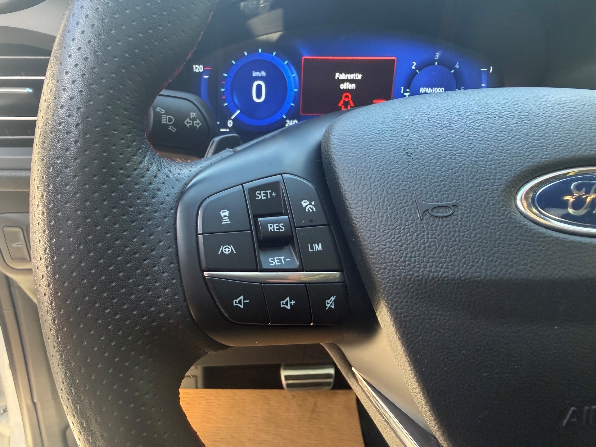 FORD Kuga 2.0 TDCi EcoBlue ST-Line X 4WD-image-8