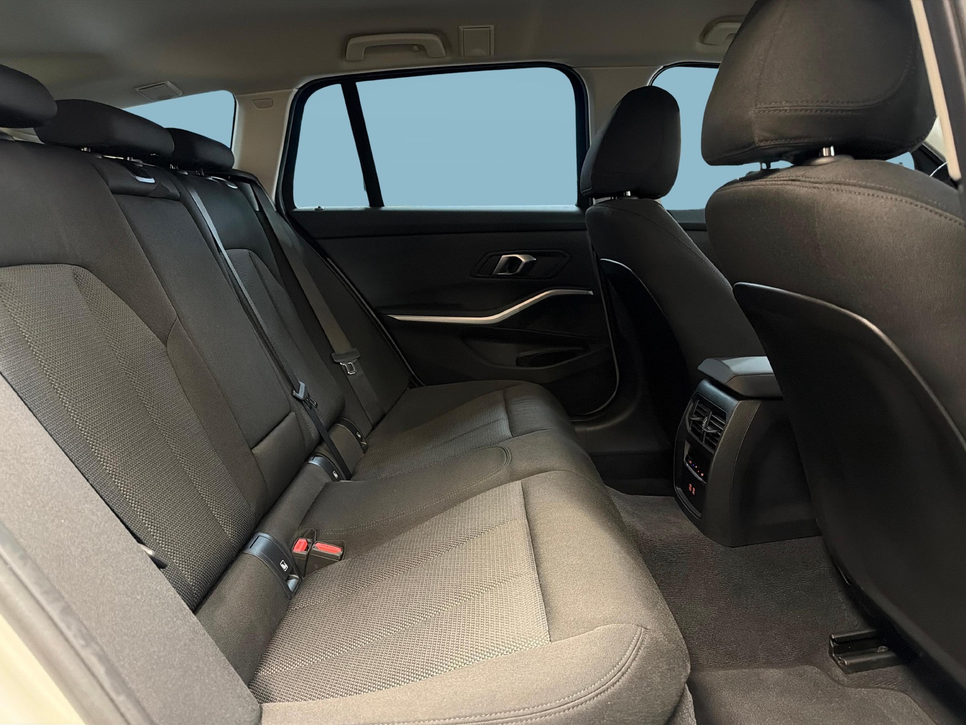 BMW 320d xDrive Touring-image-18