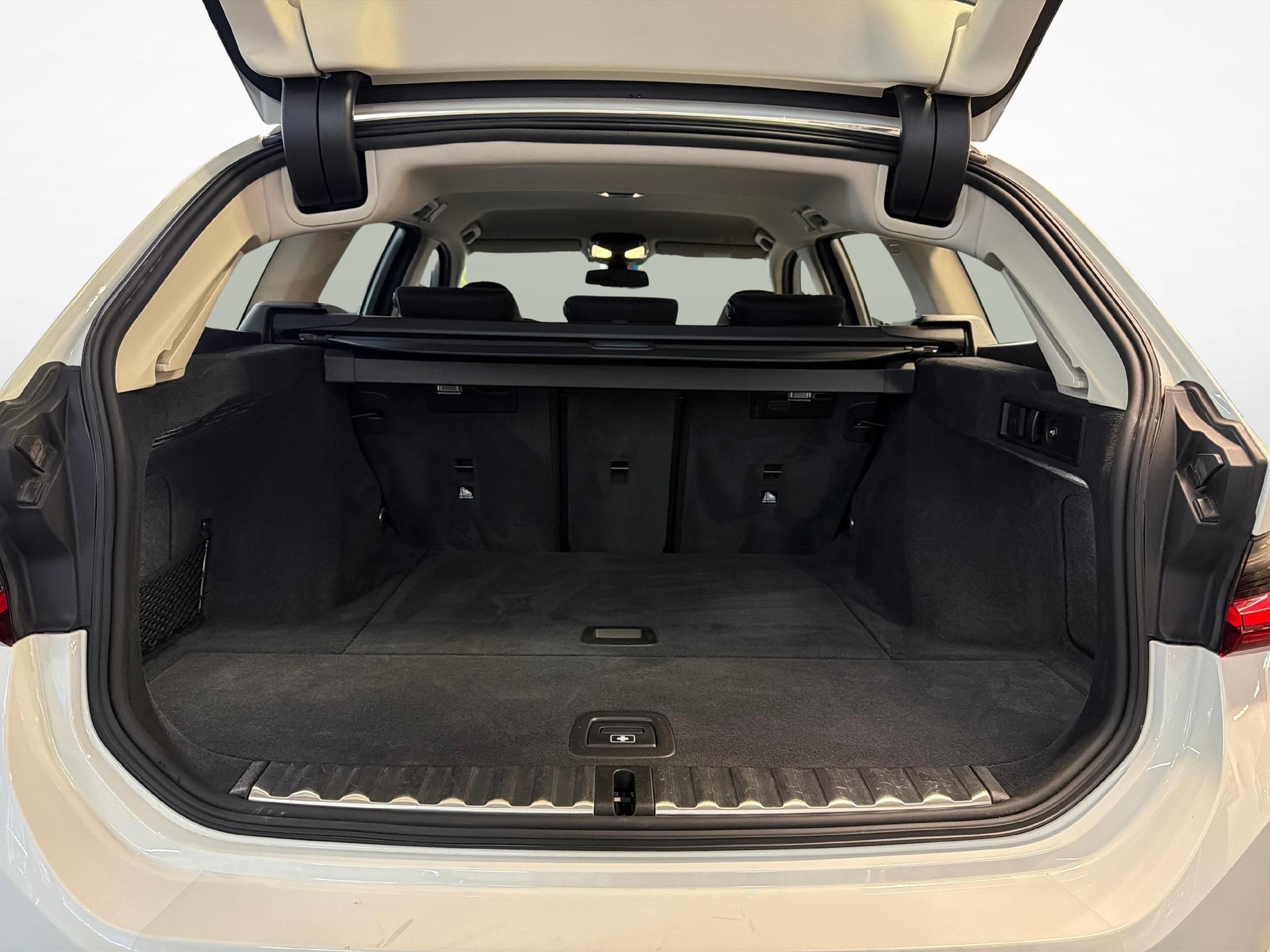 BMW 320d xDrive Touring-image-19