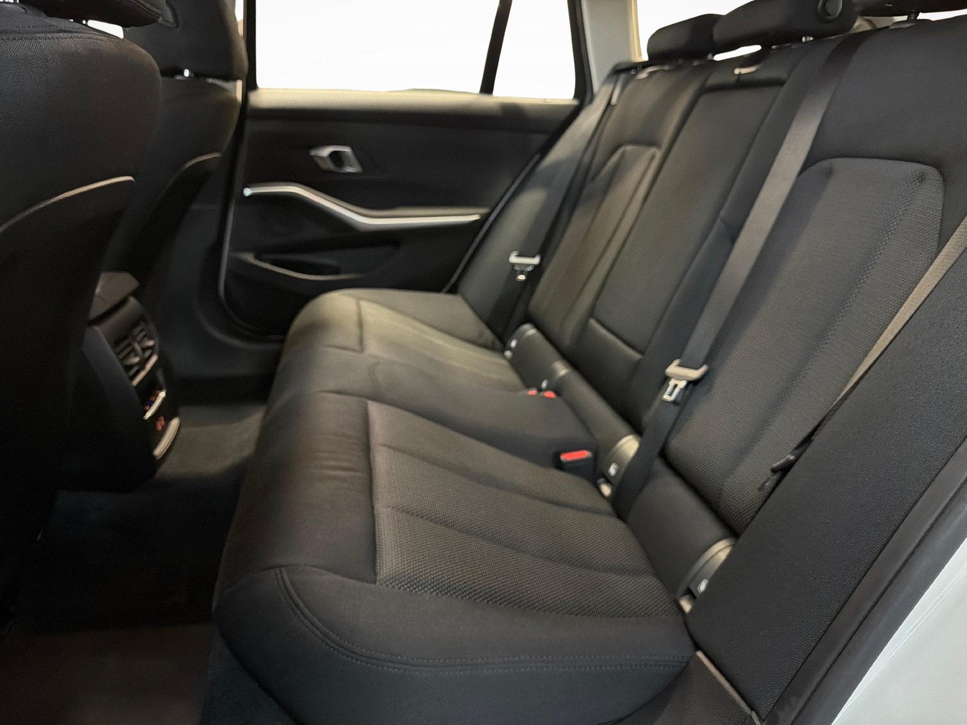 BMW 320d xDrive Touring-image-17
