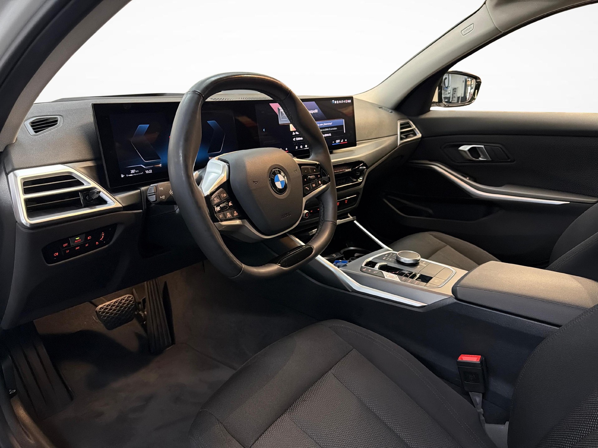 BMW 320d xDrive Touring-image-10