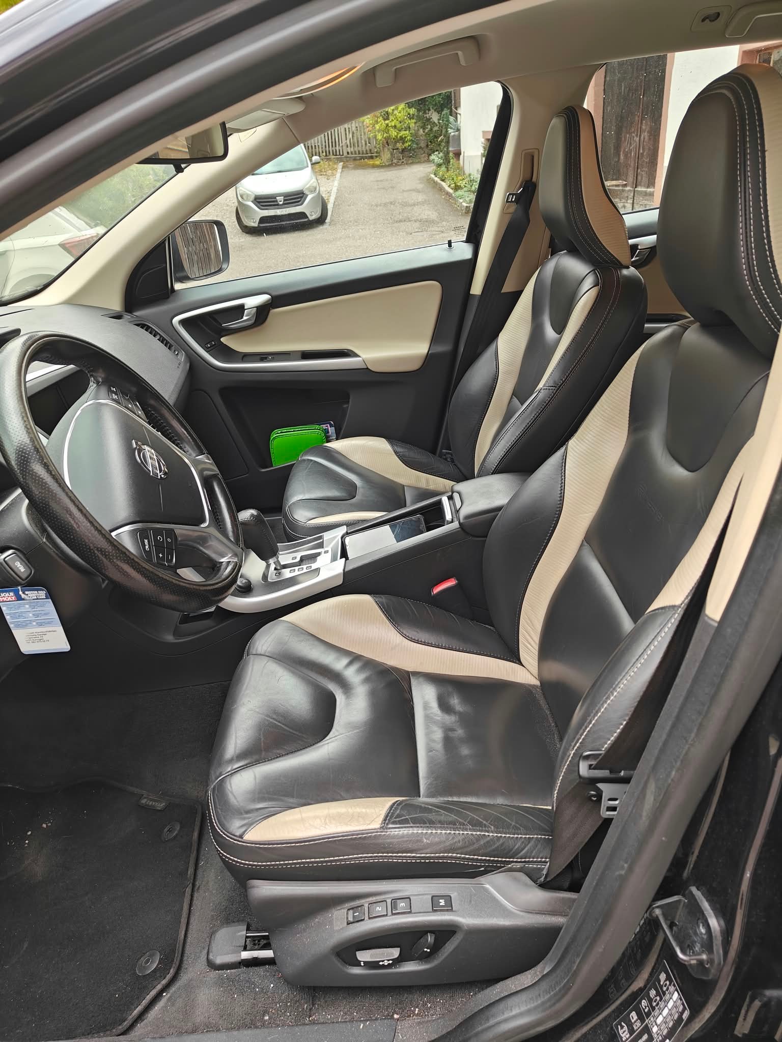 VOLVO 2.4 D5 R-Design AWD-image-3