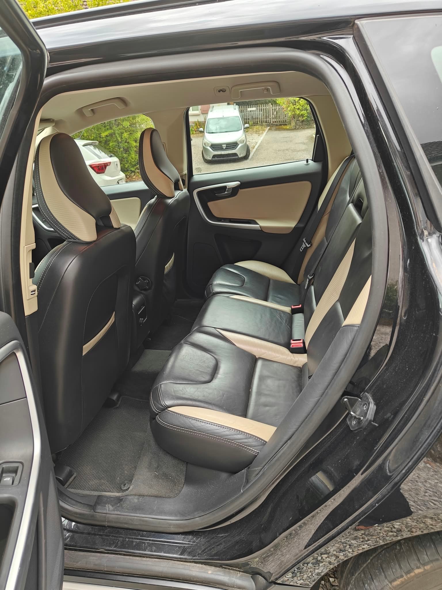 VOLVO 2.4 D5 R-Design AWD-image-2