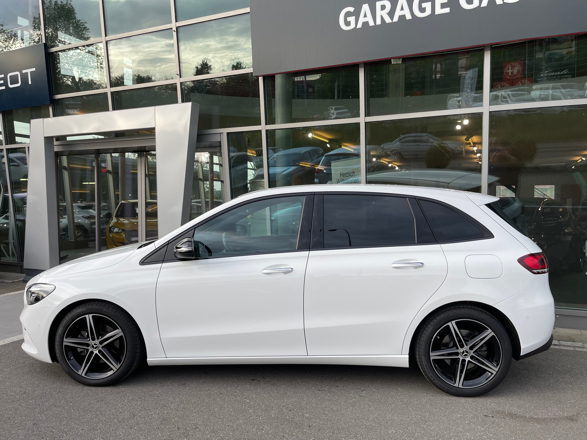 MERCEDES-BENZ B 200 Night Star 7G-DCT-image-1