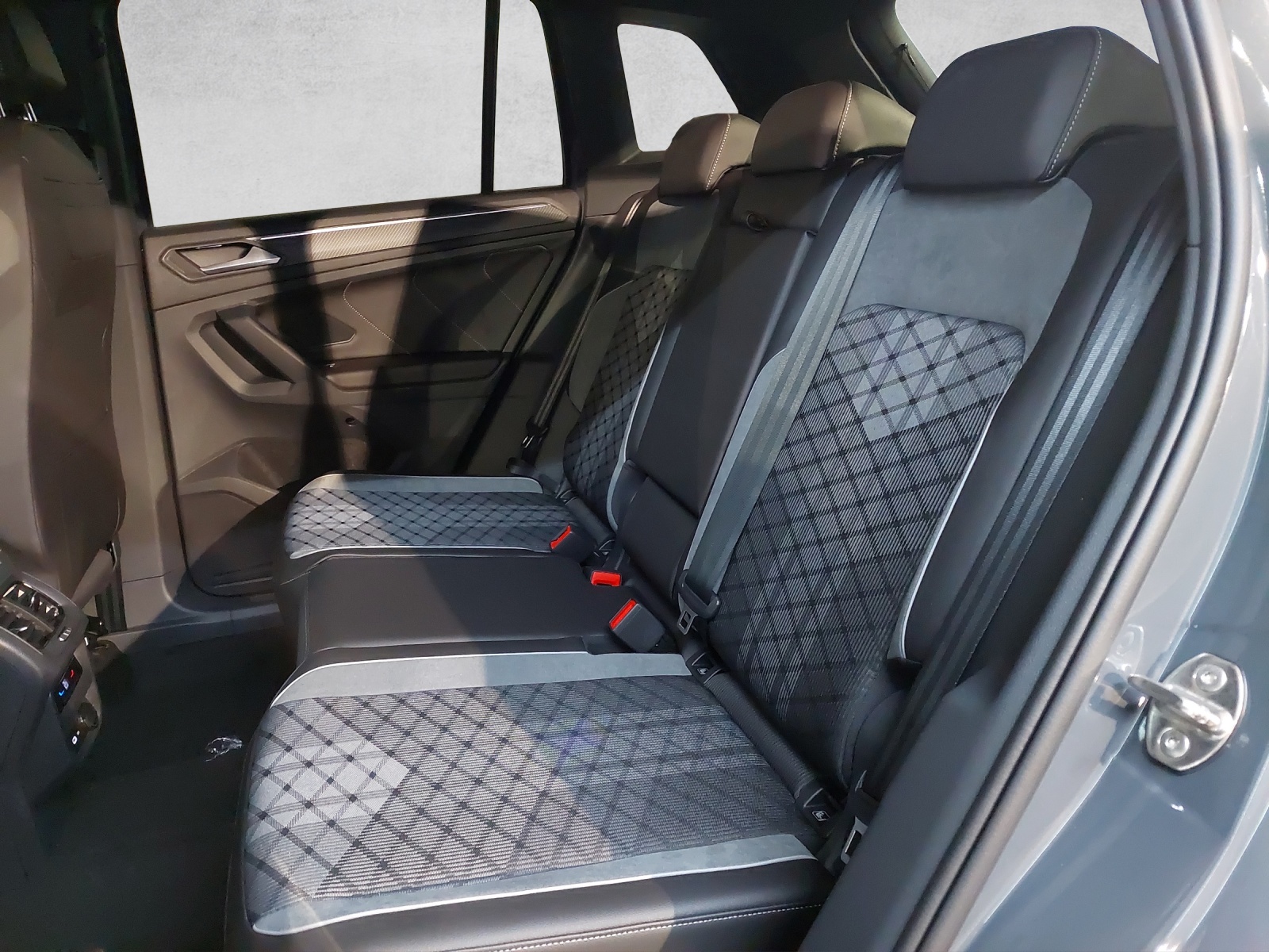 VW Tiguan 2.0TSI R-Line 4Motion DSG-image-8