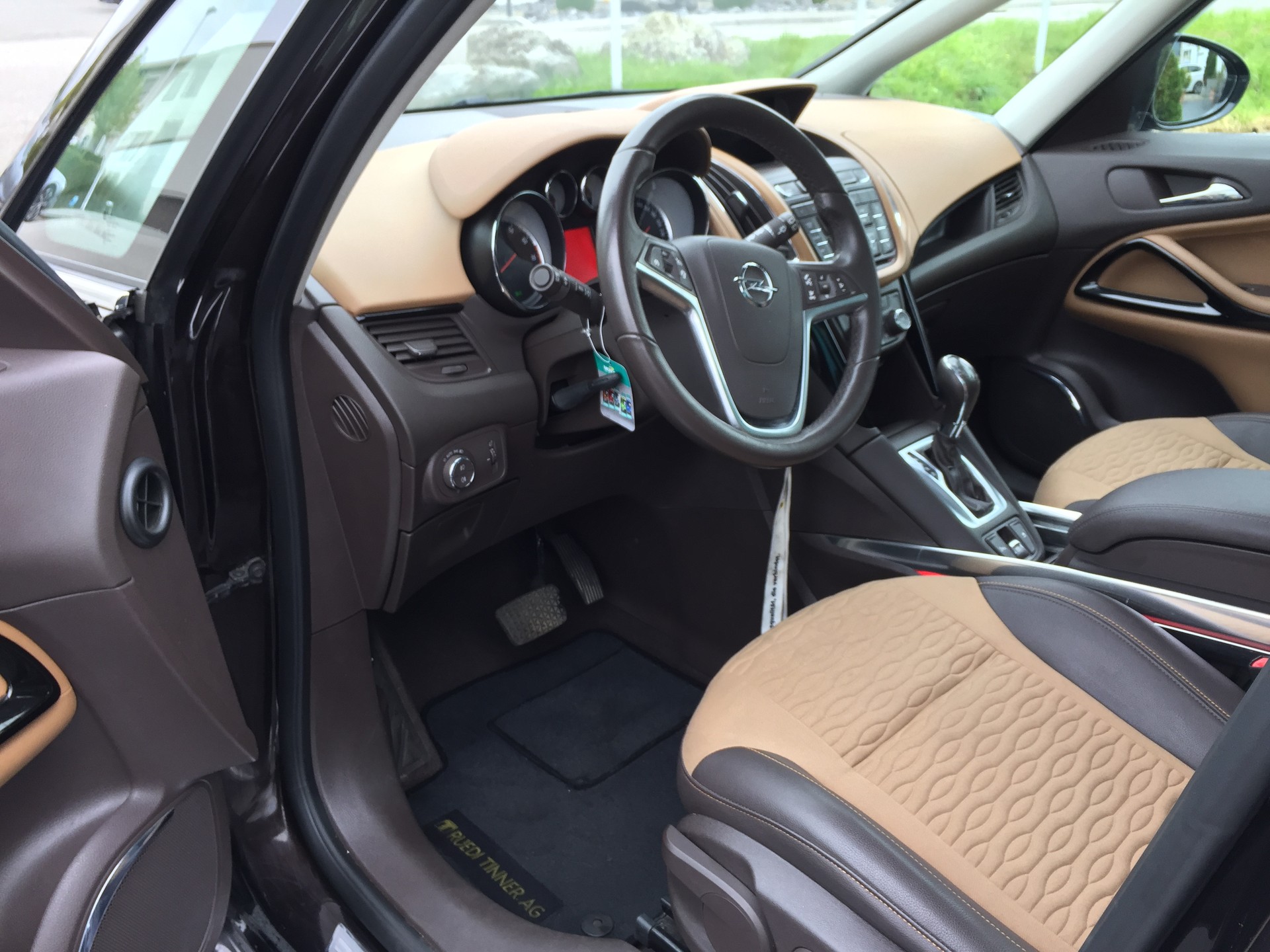 OPEL Zafira Tourer 1.6i 16V Turbo Cosmo Automatic-image-11