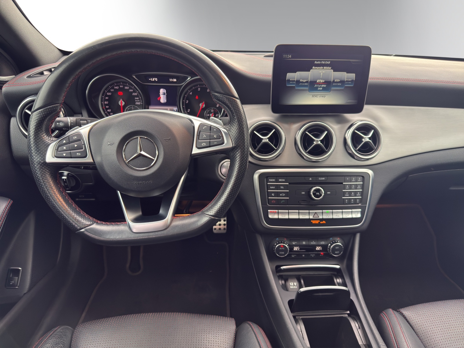 MERCEDES-BENZ GLA 250 AMG Line 4Matic-image-11